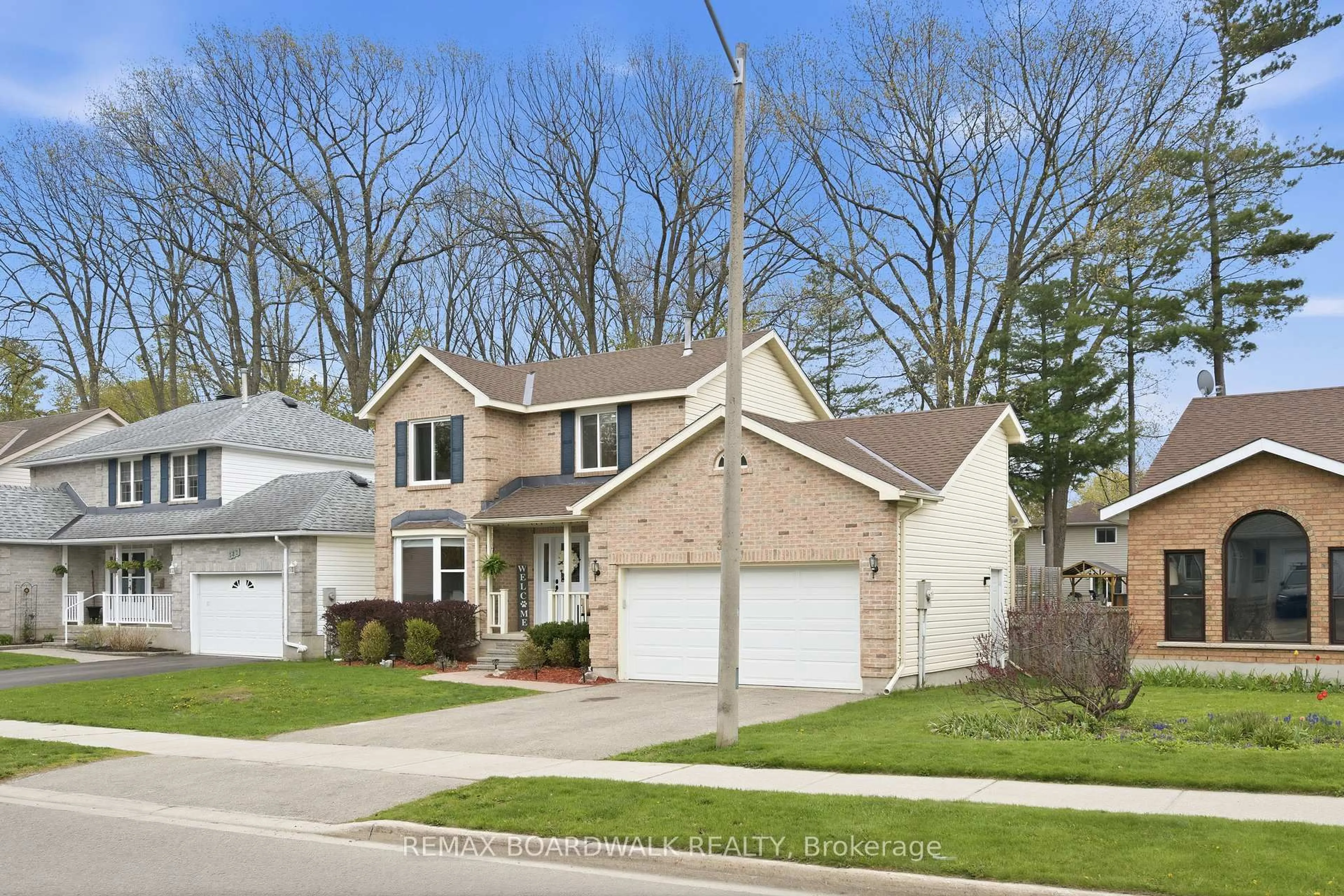 Home with vinyl exterior material, street for 385 Brock St, Brockville Ontario K6V 6E8