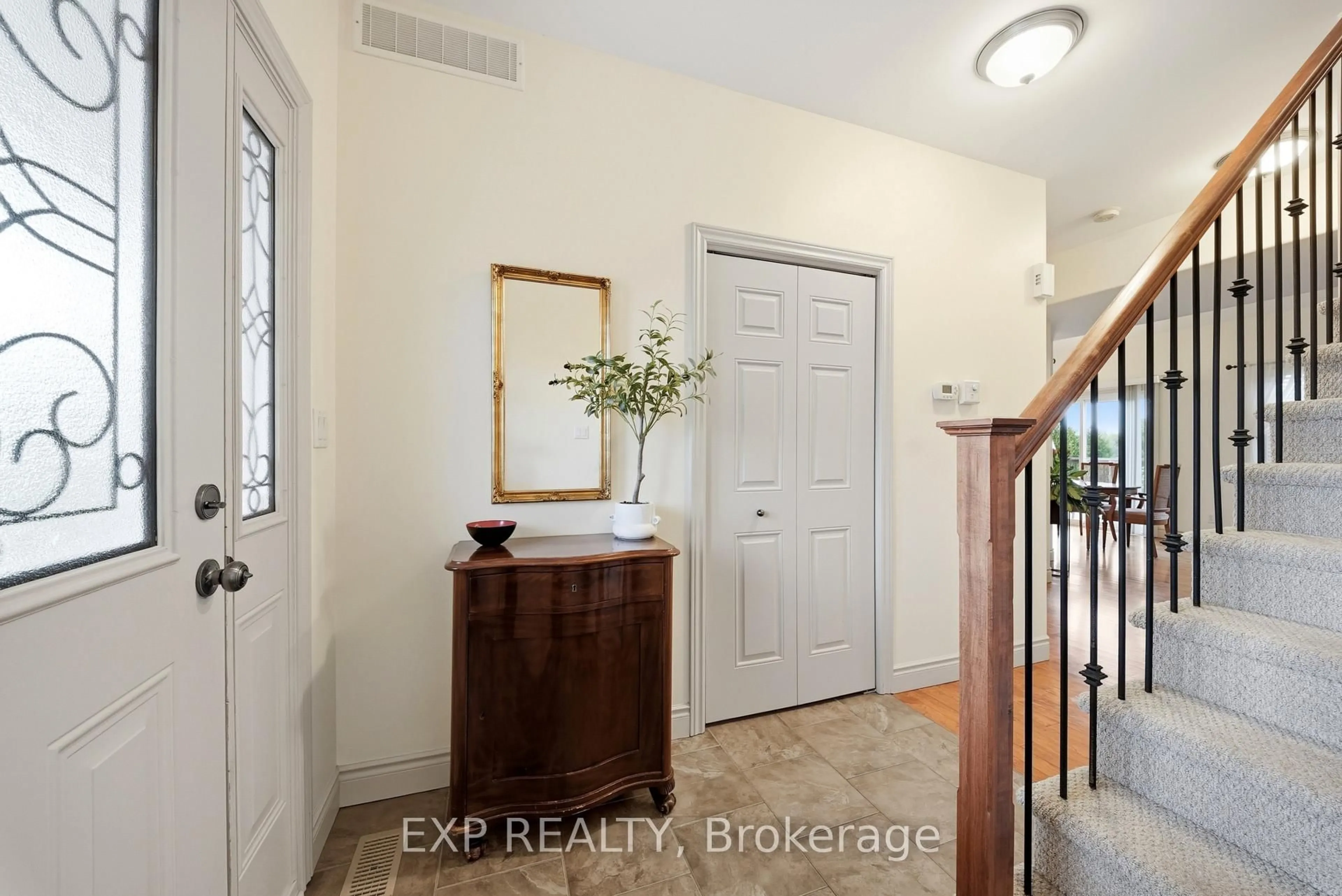 Indoor entryway for 16 Amber Pl, Belleville Ontario K8P 0B5