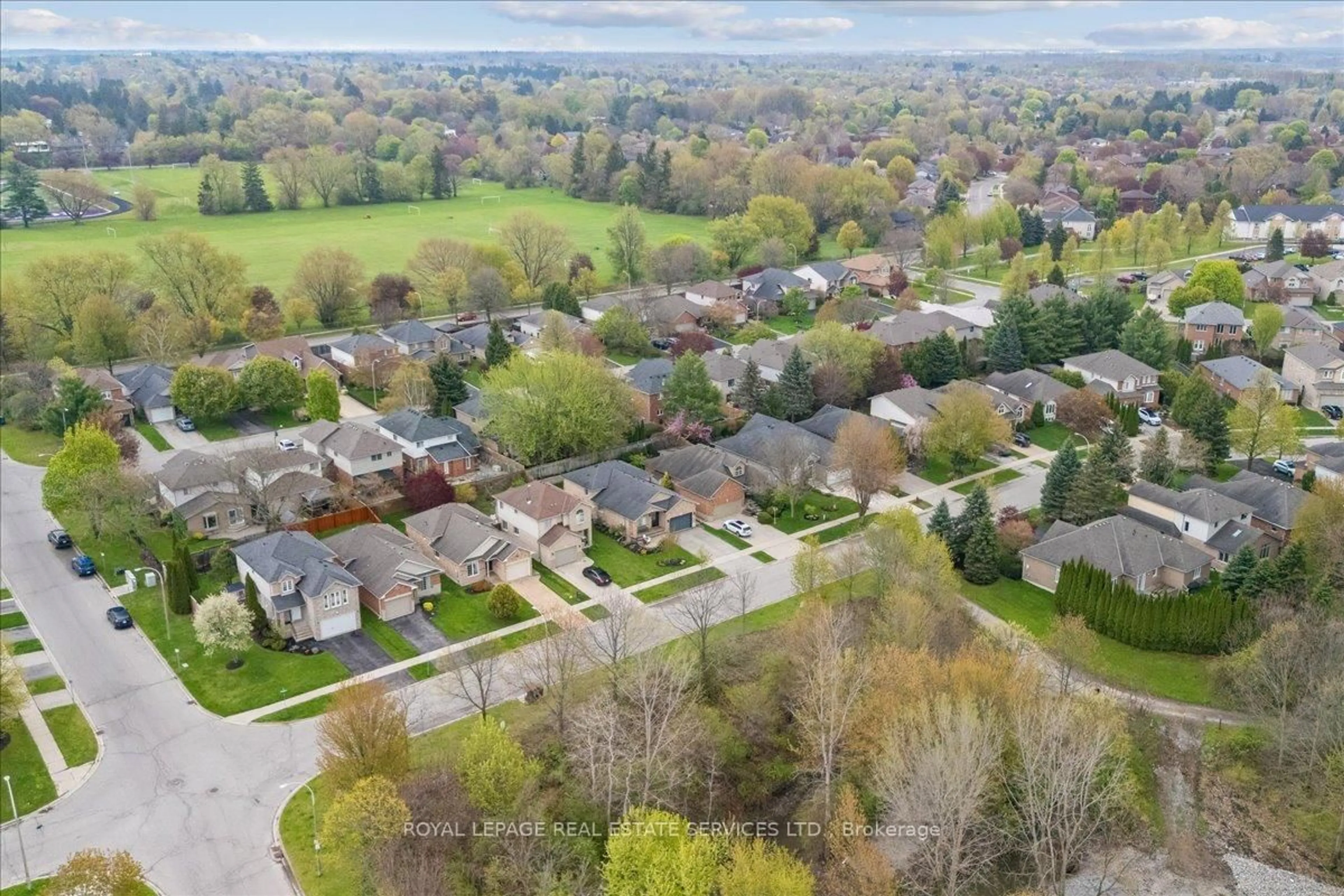 A pic from outside/outdoor area/front of a property/back of a property/a pic from drone, street for 147 Valridge Dr, Hamilton Ontario L9G 4Y4