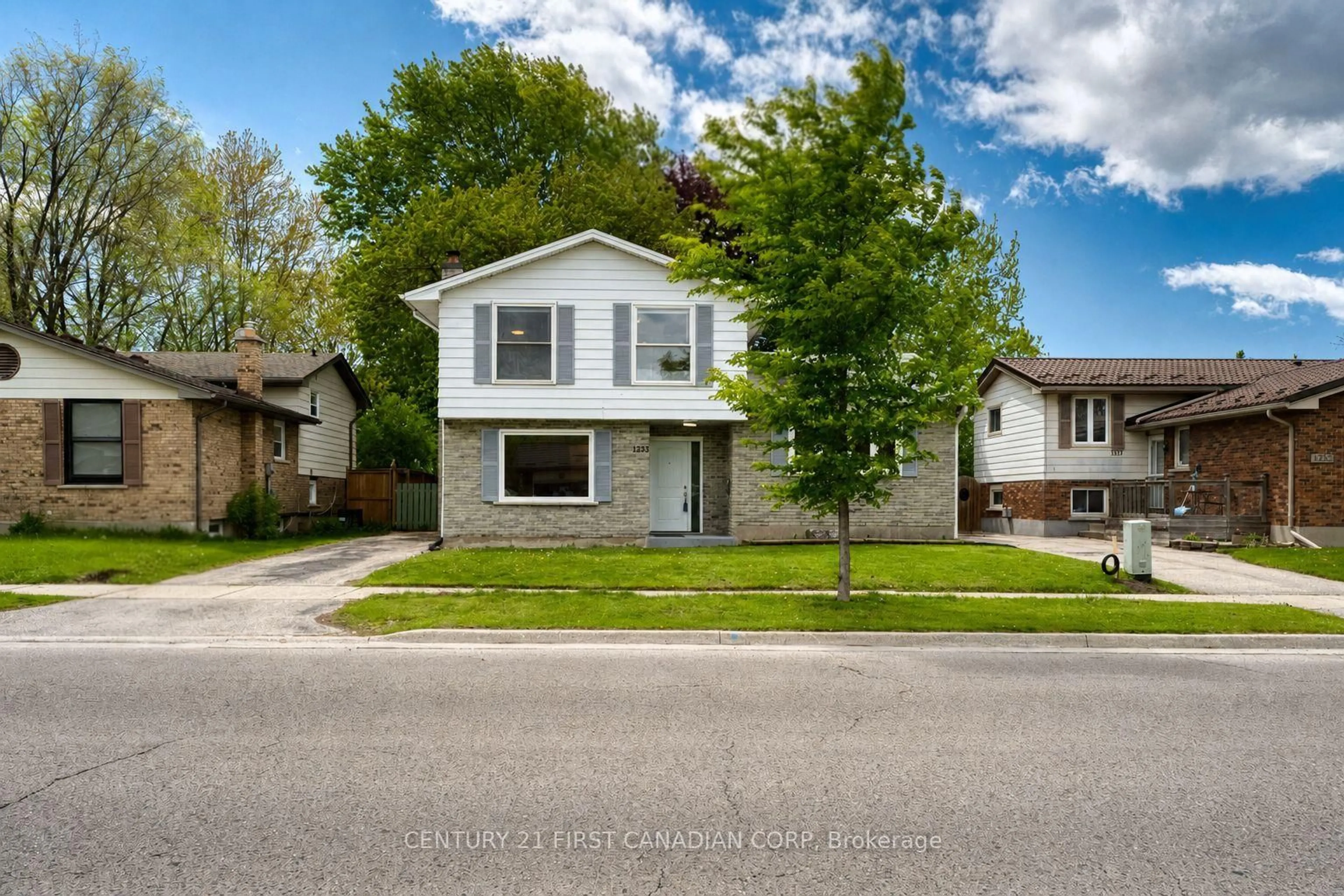 Home with vinyl exterior material, street for 1233 Ernest Ave, London South Ontario N6E 2B2