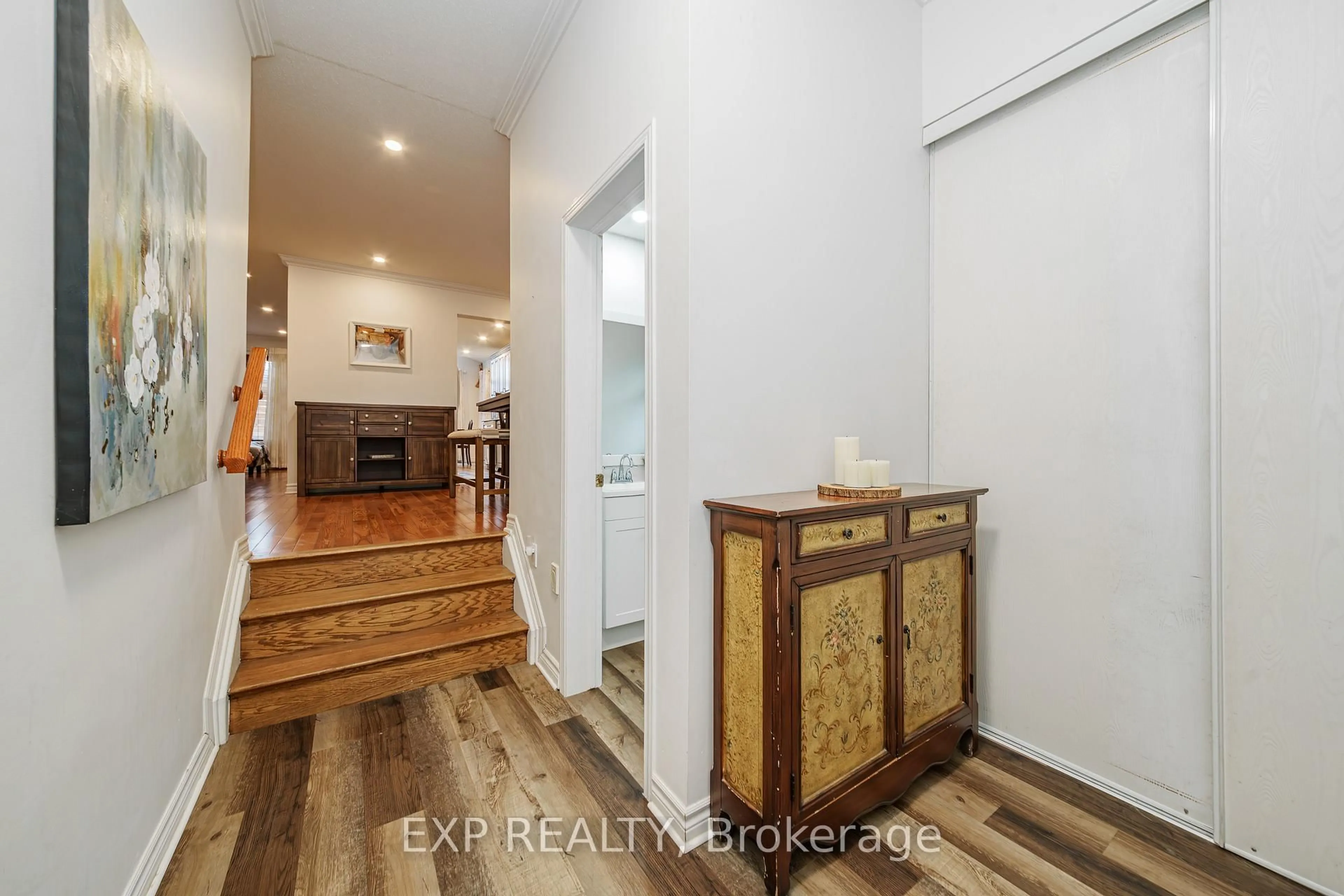 Indoor entryway for 569 Aquaview Dr, Ottawa Ontario K4A 4V4