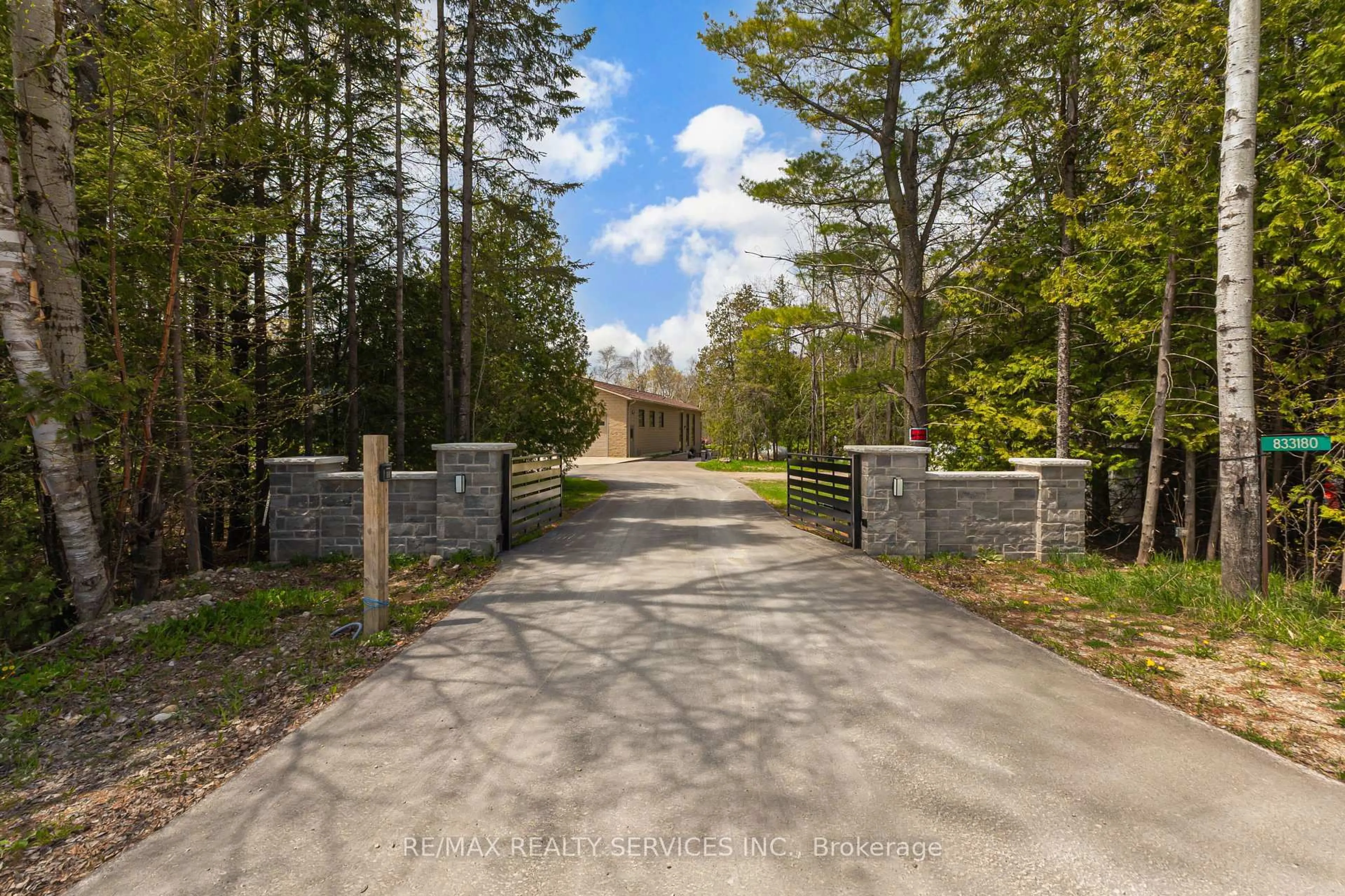 A pic from outside/outdoor area/front of a property/back of a property/a pic from drone, street for 833180 4th Line Ehs, Mono Ontario L9W 2Z2