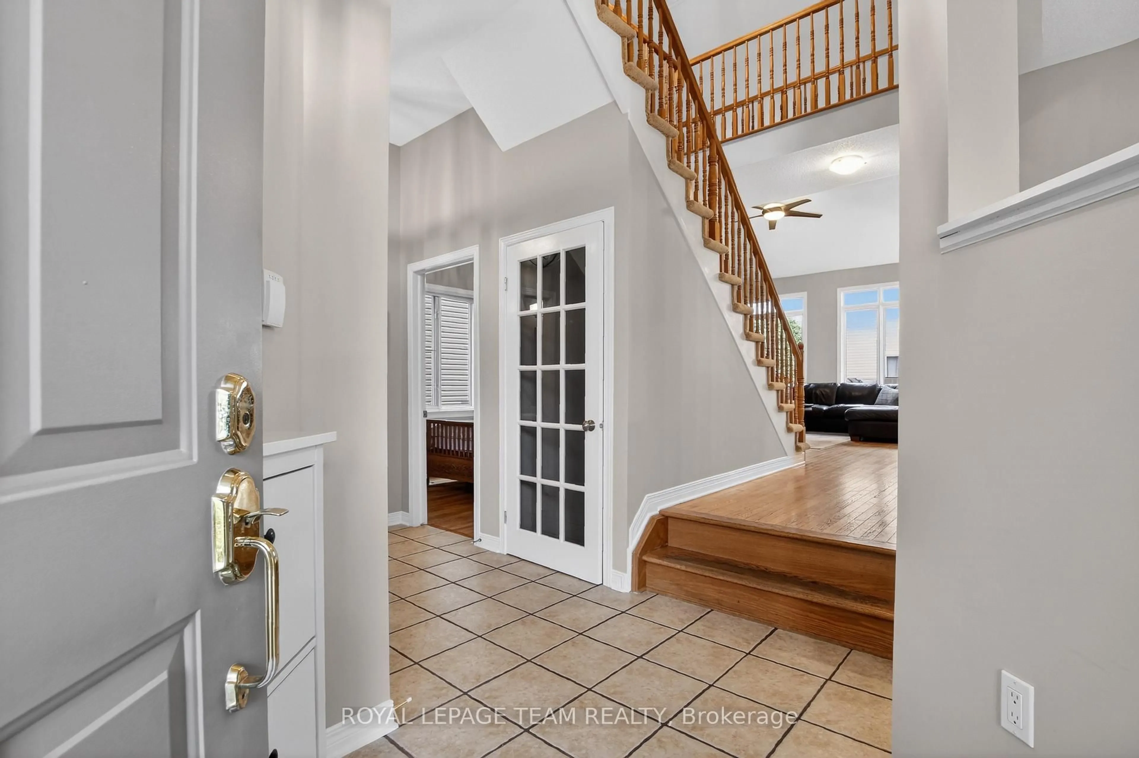 Indoor entryway for 18 Rivergreen Cres, Ottawa Ontario K2M 2E1