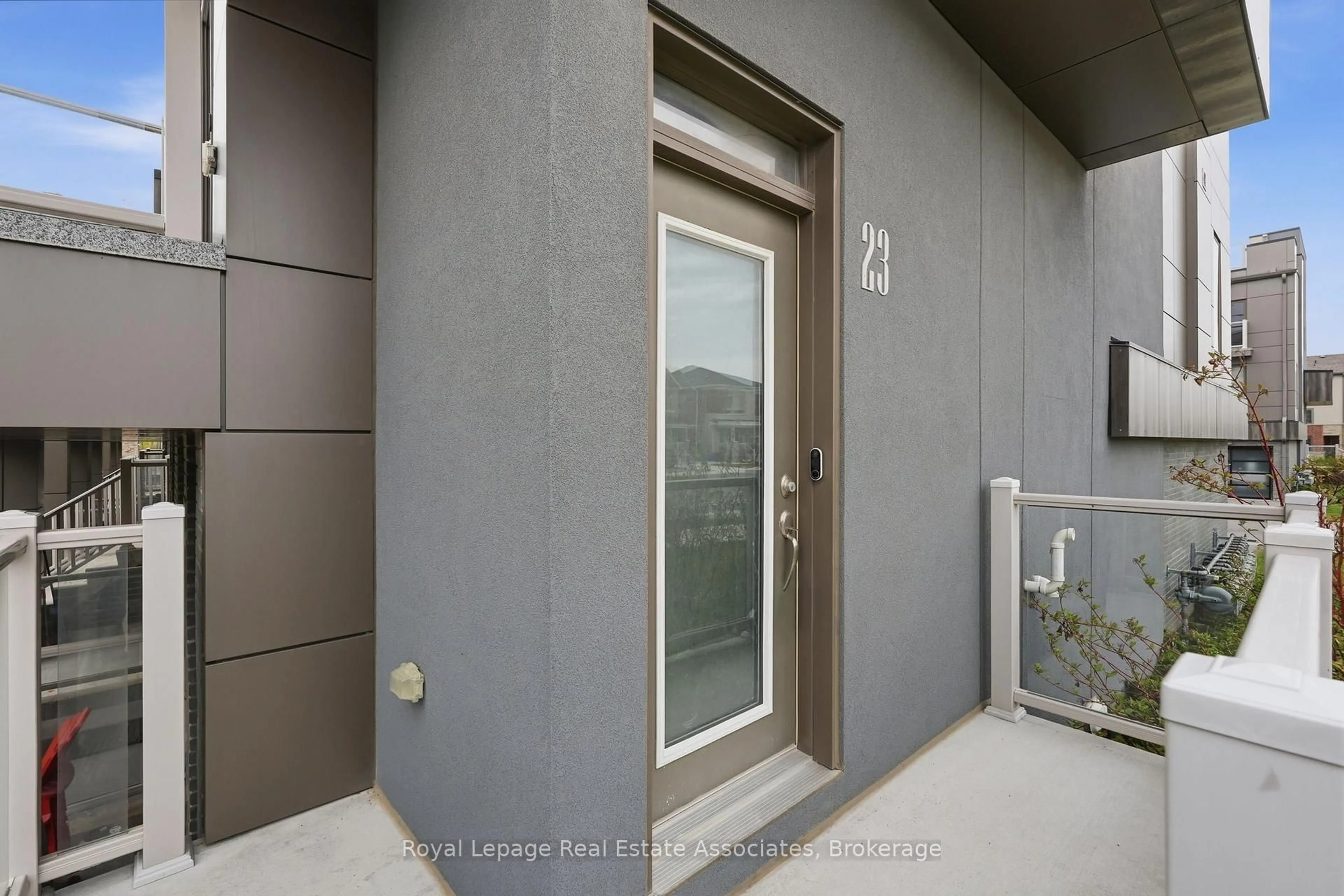 Indoor foyer for 261 Skinner Rd #23, Hamilton Ontario L8B 1W6