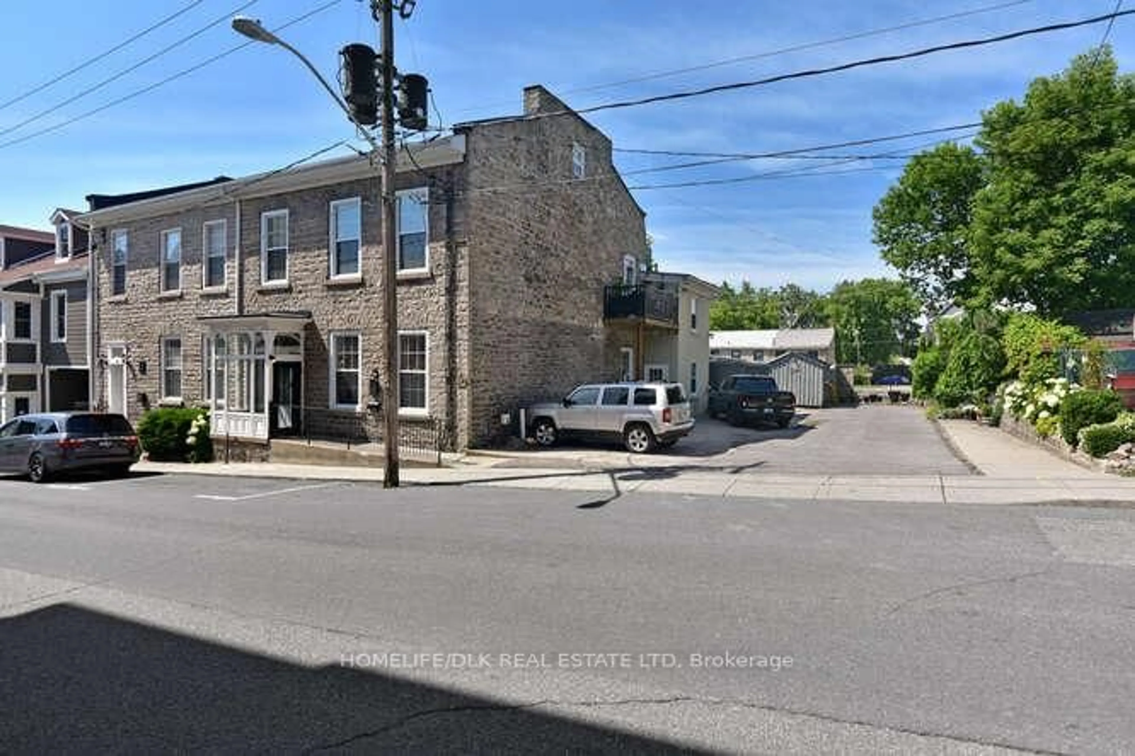 A pic from outside/outdoor area/front of a property/back of a property/a pic from drone, street for 32 APPLE St, Brockville Ontario K6V 4X8