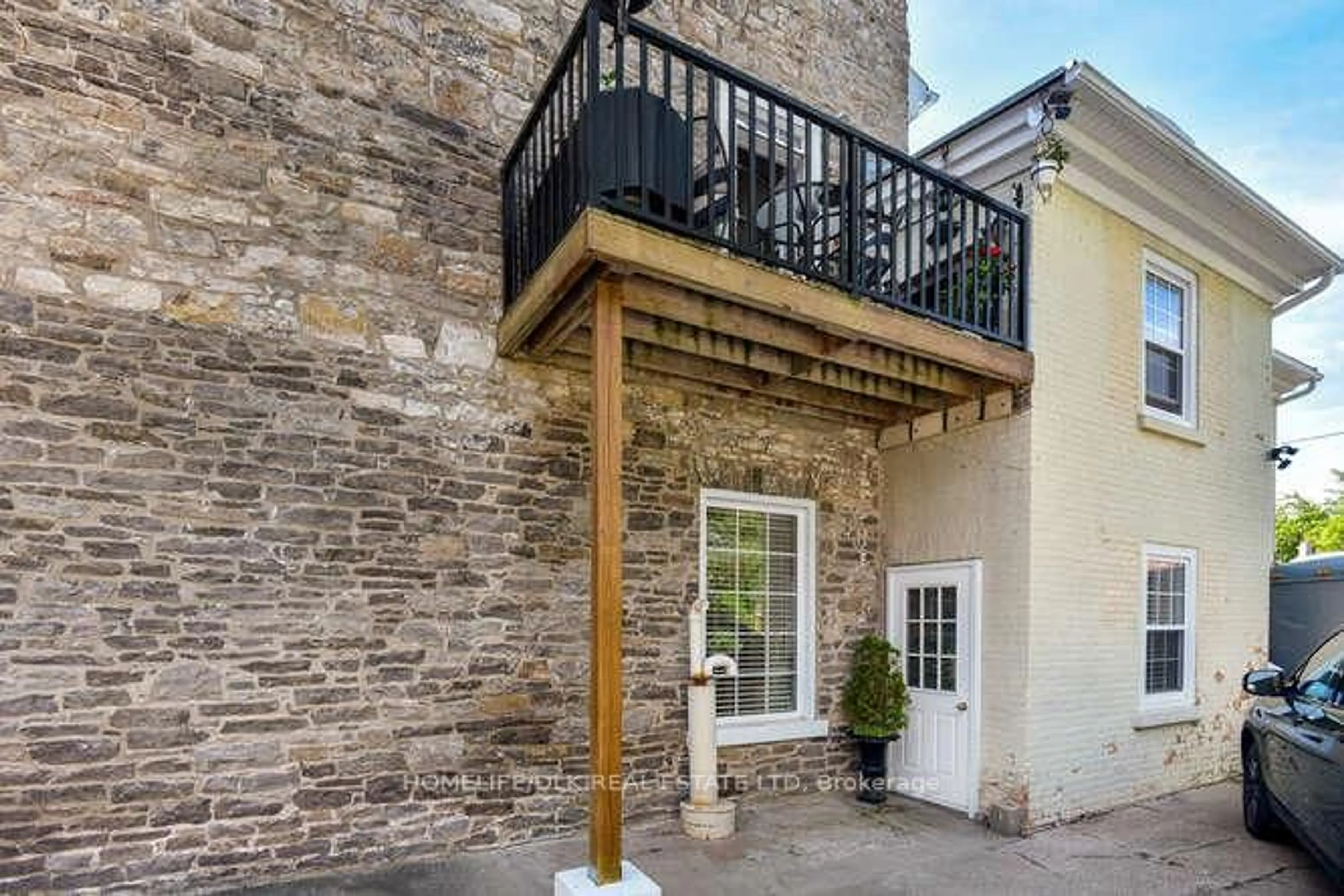 Unknown for 32 APPLE St, Brockville Ontario K6V 4X8