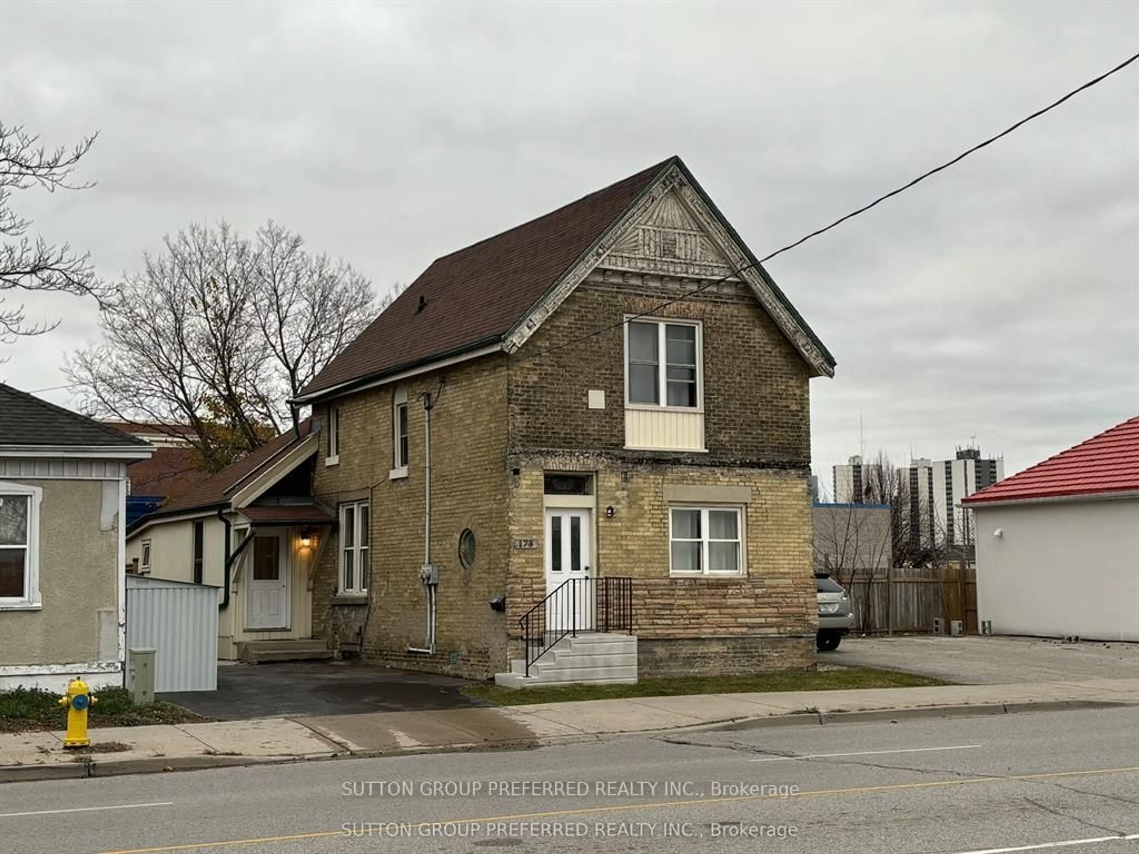 A pic from outside/outdoor area/front of a property/back of a property/a pic from drone, street for 173 Adelaide St, London East Ontario N6B 3H1