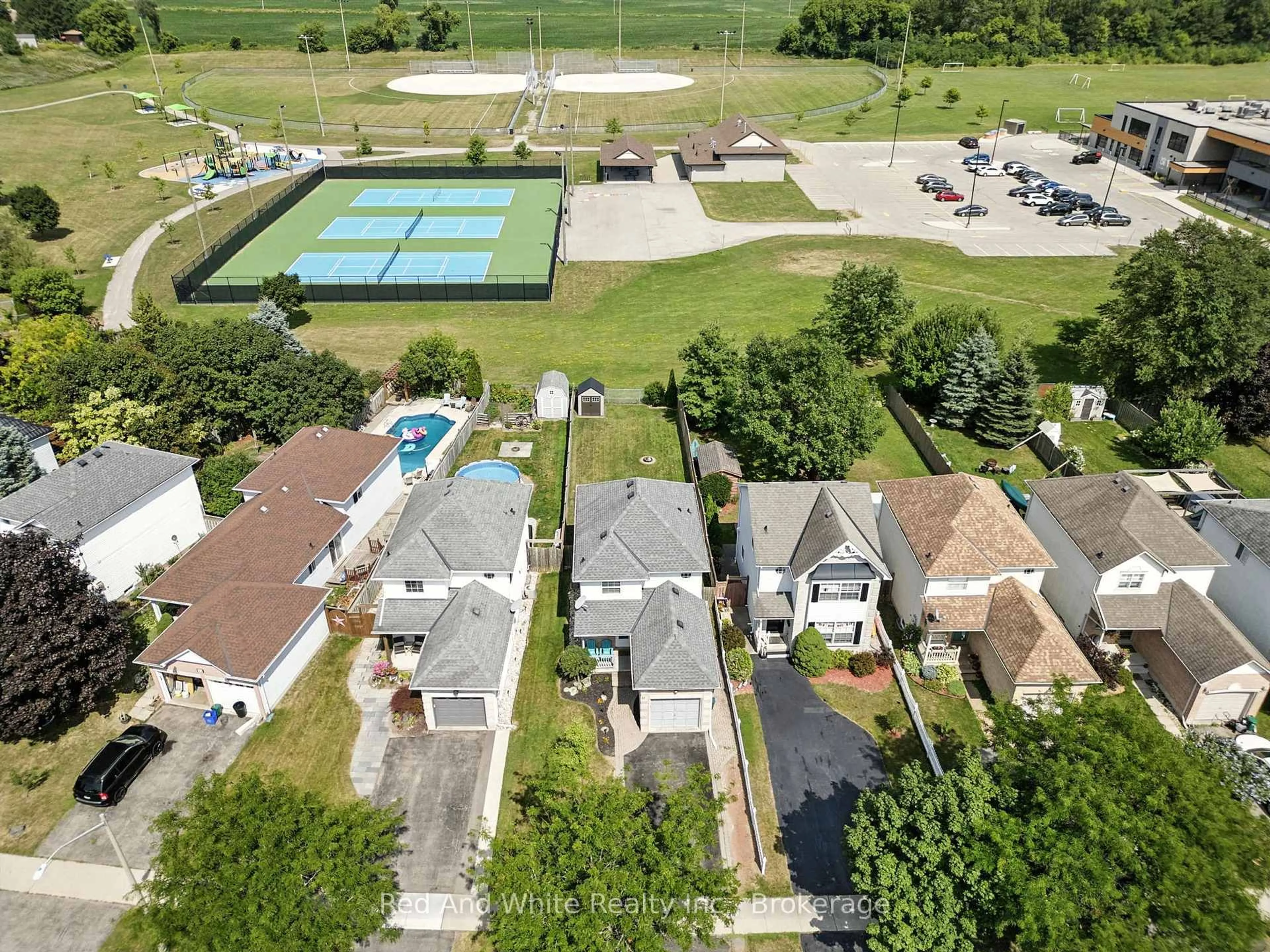 A pic from outside/outdoor area/front of a property/back of a property/a pic from drone, unknown for 37 Hilltop Dr, North Dumfries Ontario N0B 1E0