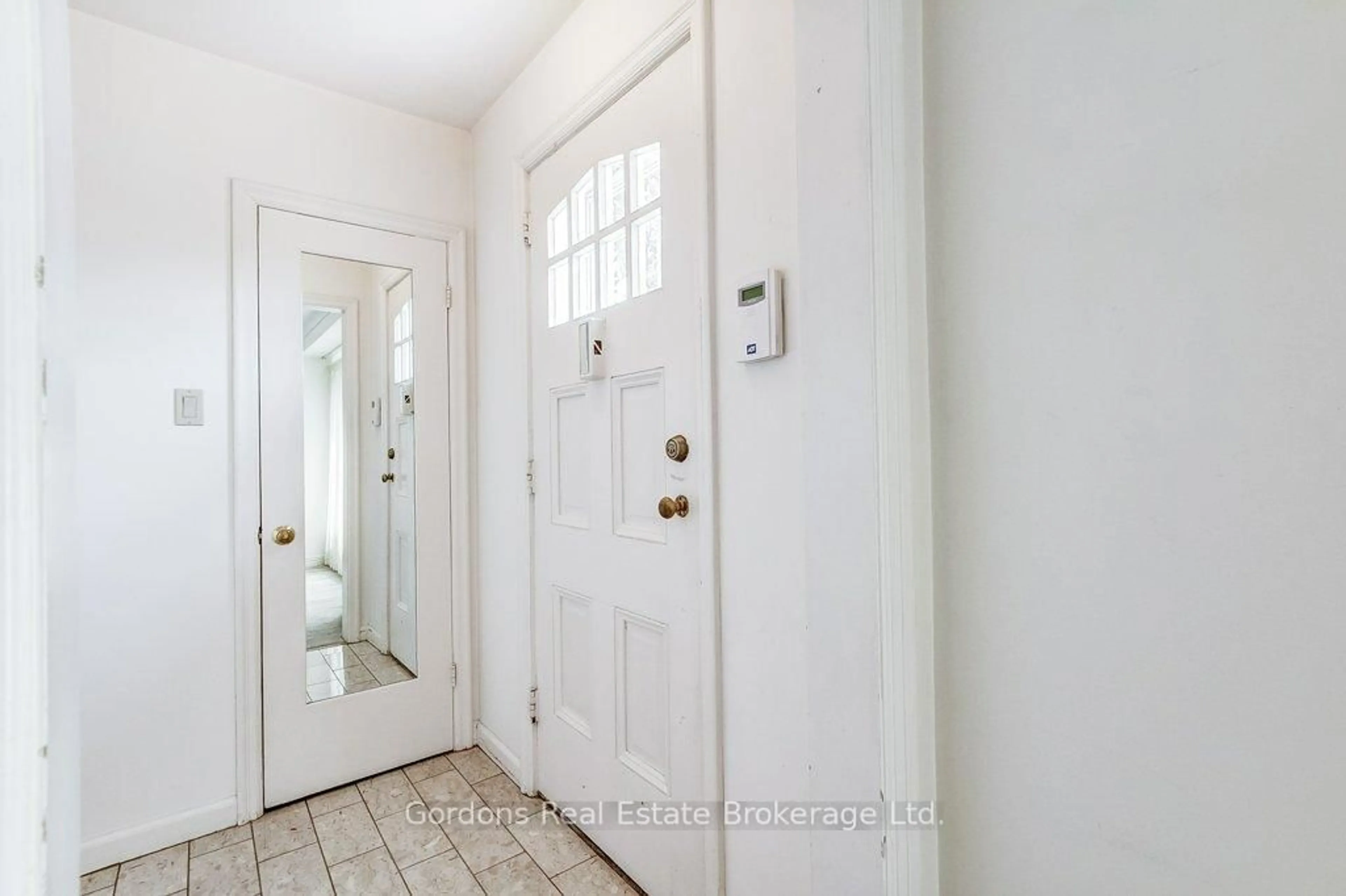 Indoor entryway for 209 Parkview Dr, Hamilton Ontario L8S 3Y4