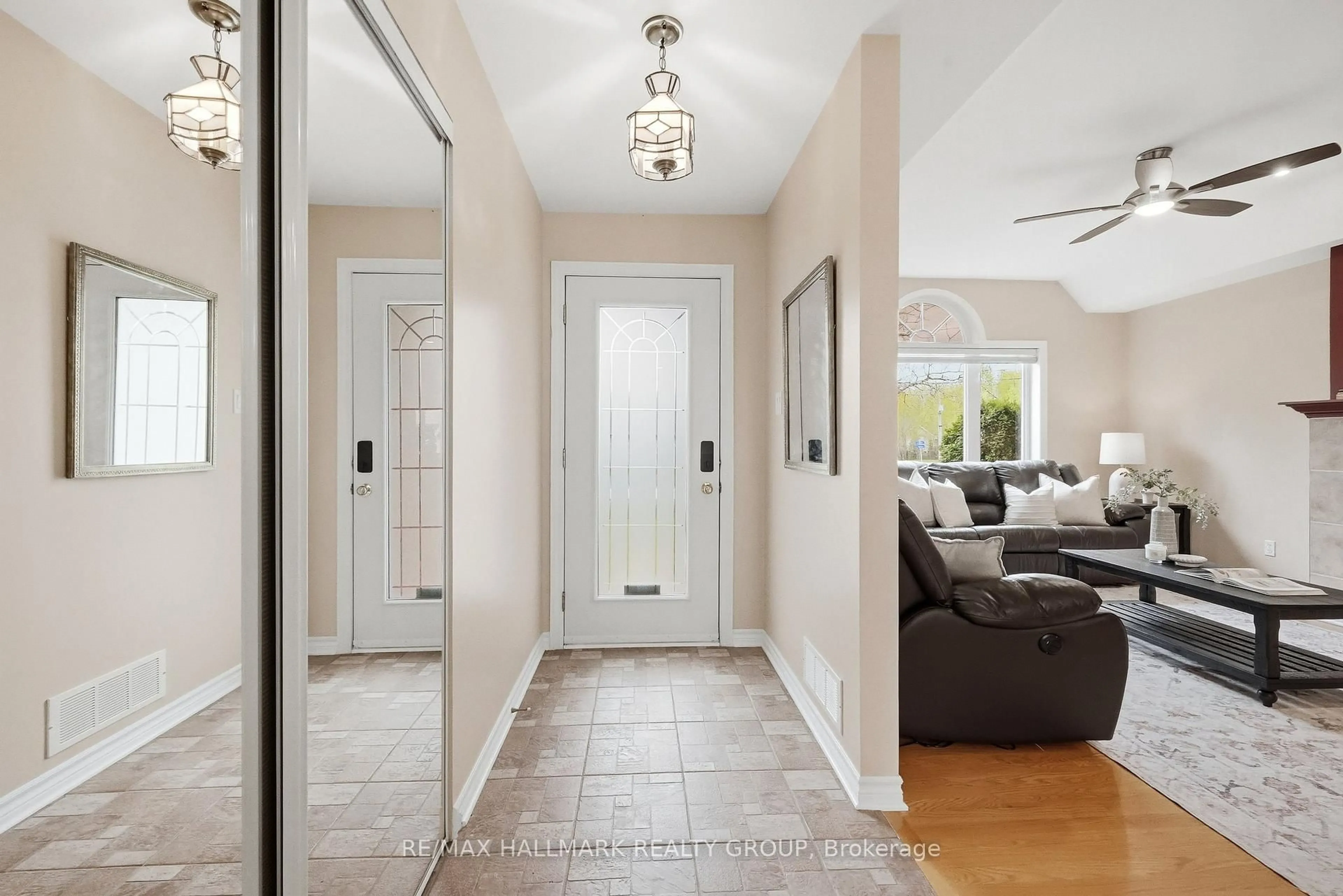 Indoor entryway for 2039 Onyx St, Vars Ontario K0A 3H0