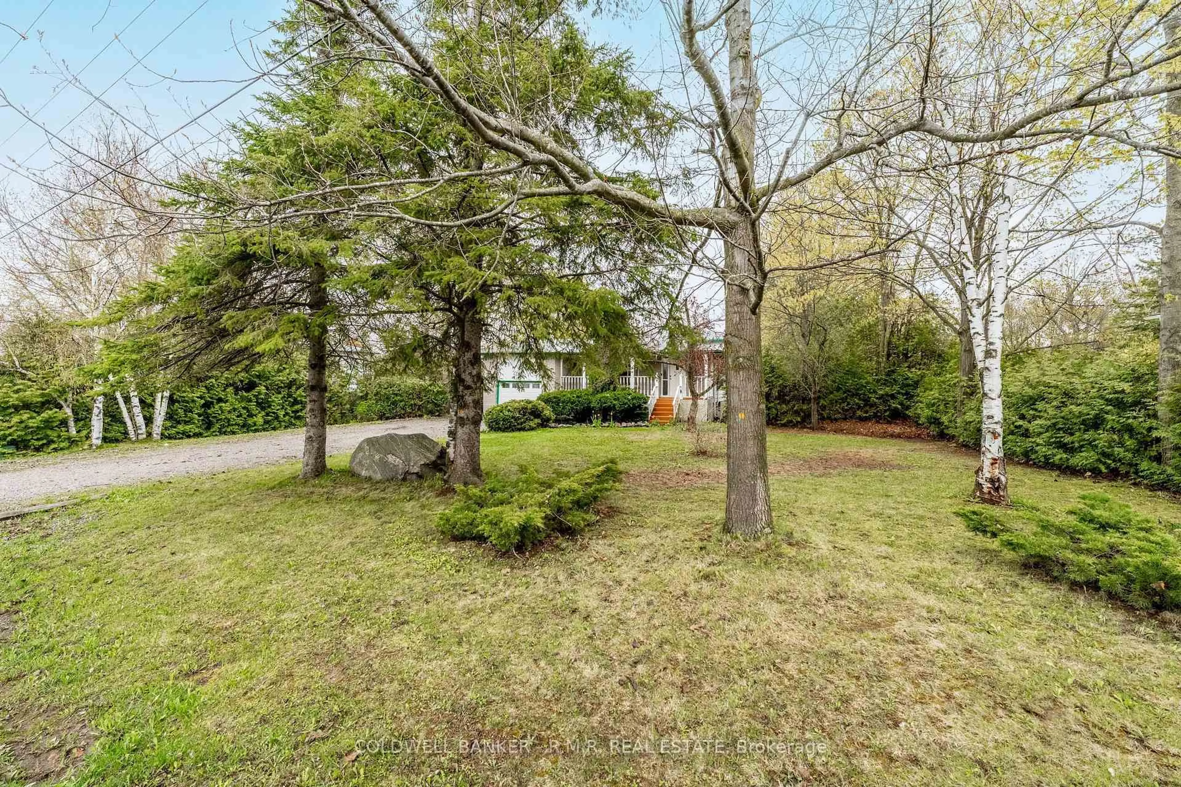 Patio, street for 16 Manvers Dr, Kawartha Lakes Ontario L0B 1K0