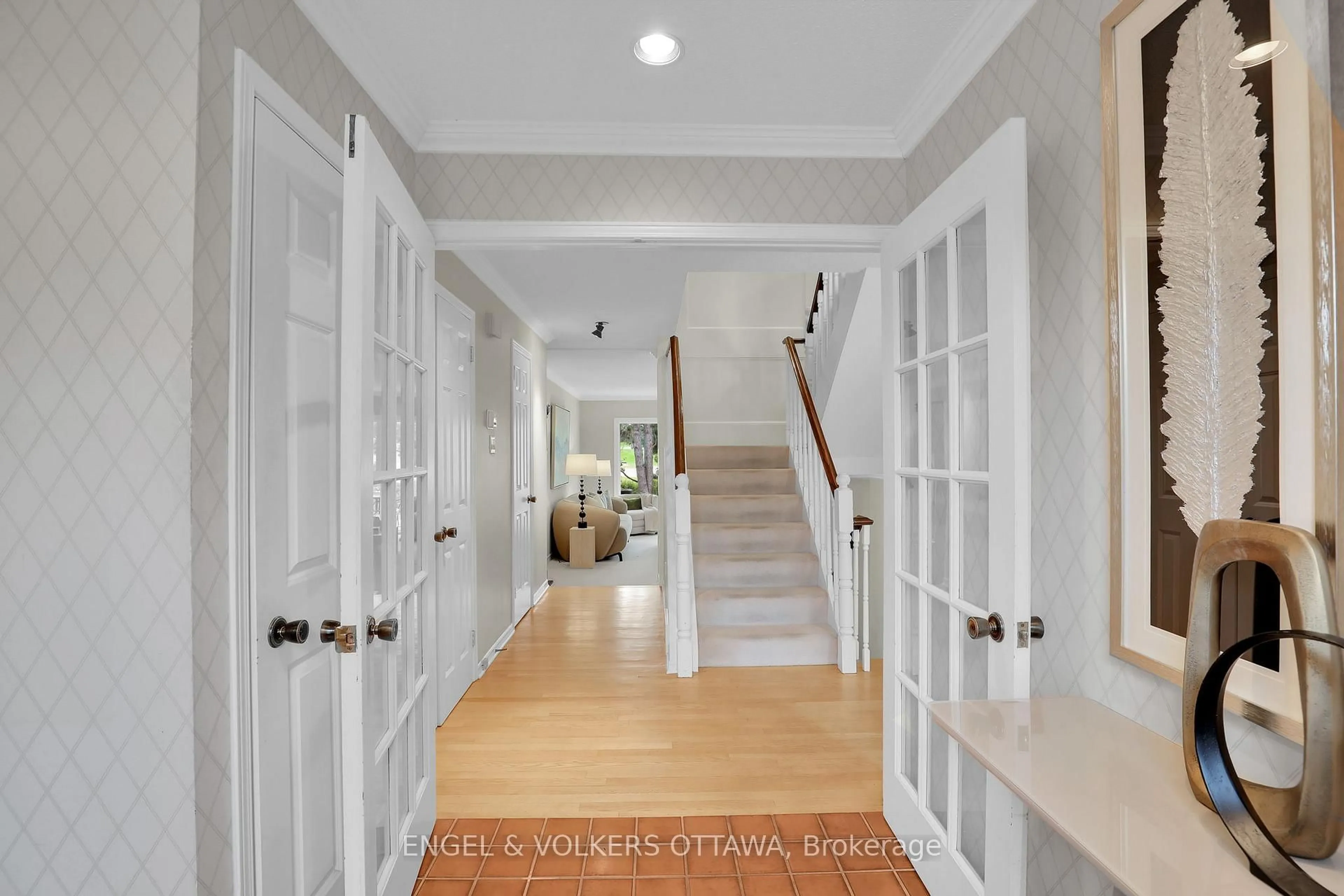 Indoor entryway for 34 Chatsworth Cres, Ottawa Ontario K1V 9Z1