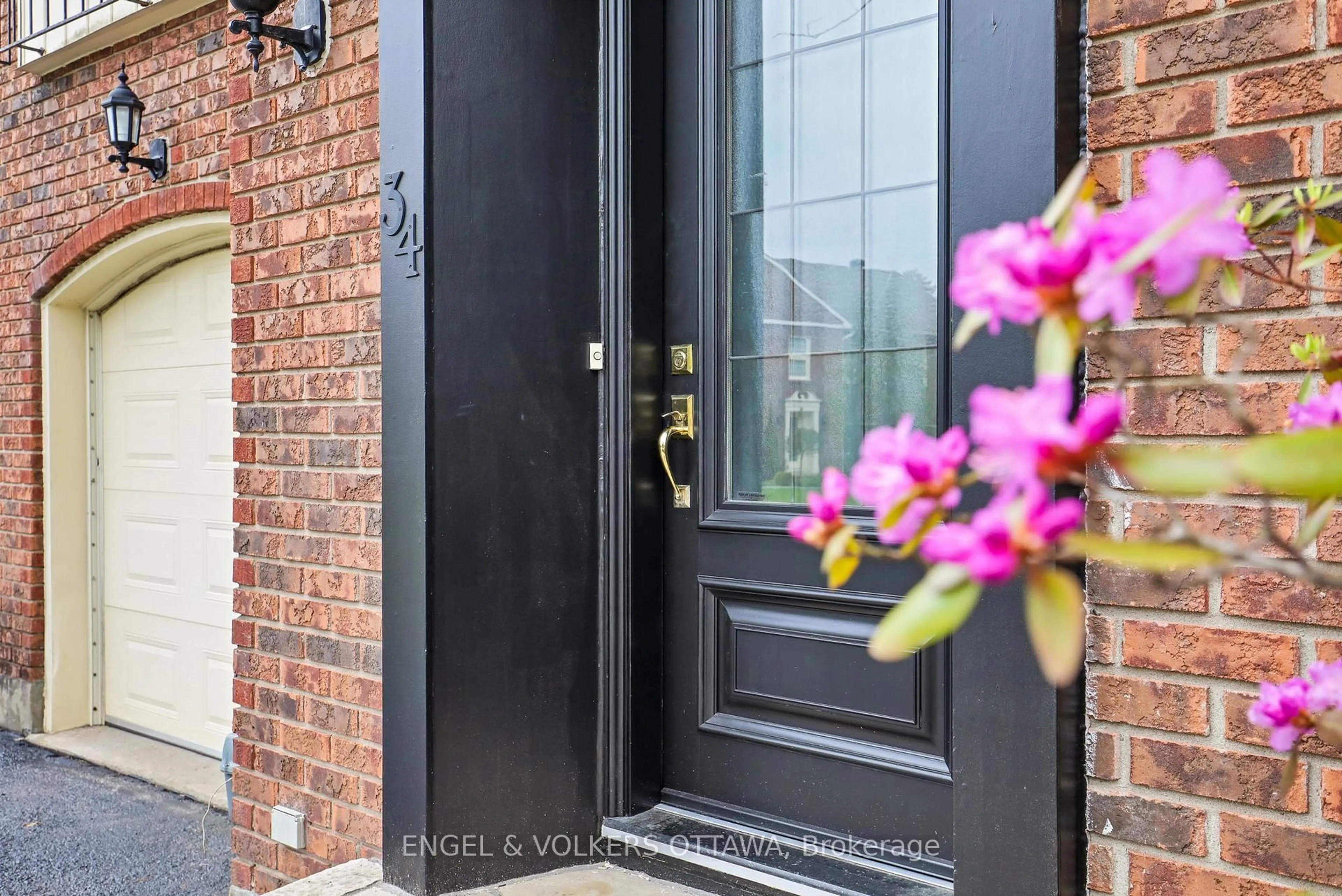 Indoor entryway for 34 Chatsworth Cres, Ottawa Ontario K1V 9Z1