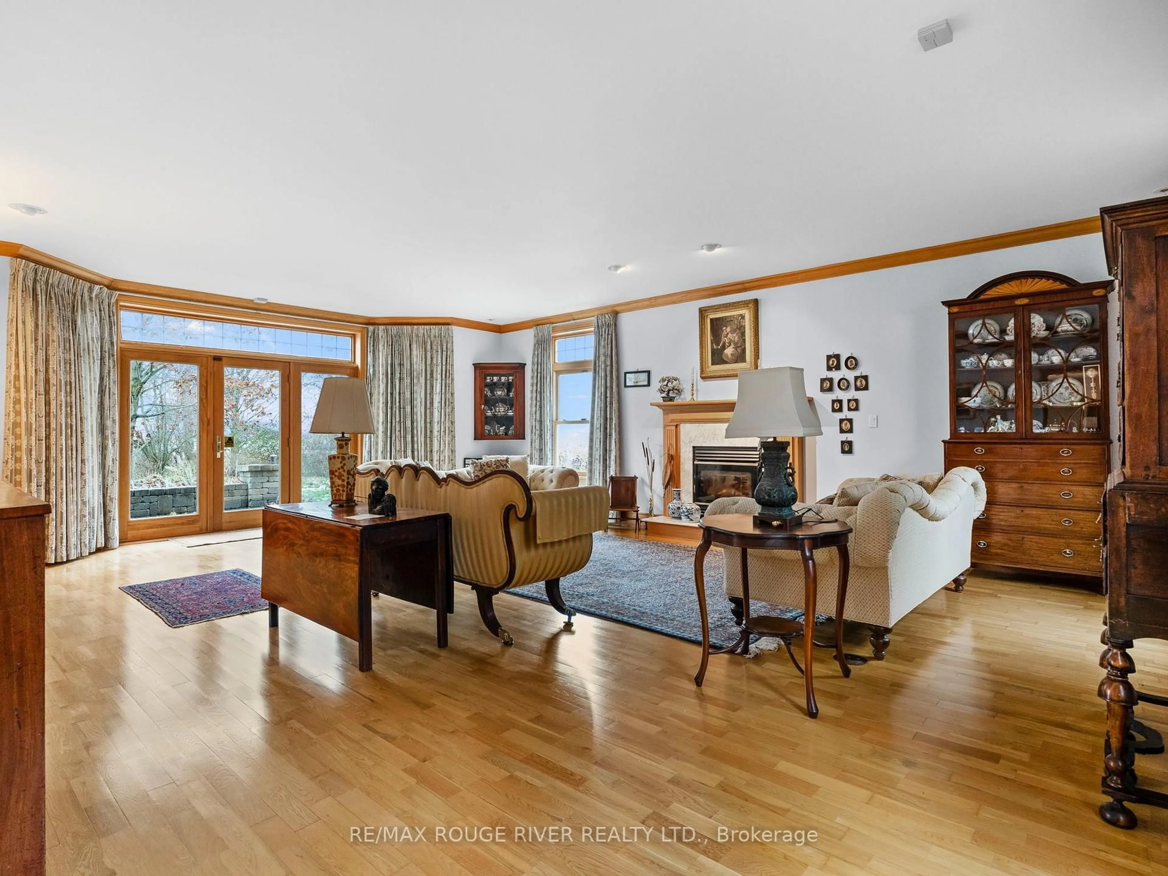 Living room with furniture, wood/laminate floor for 15 MARTIN Rd, Brighton Ontario K0K 1H0