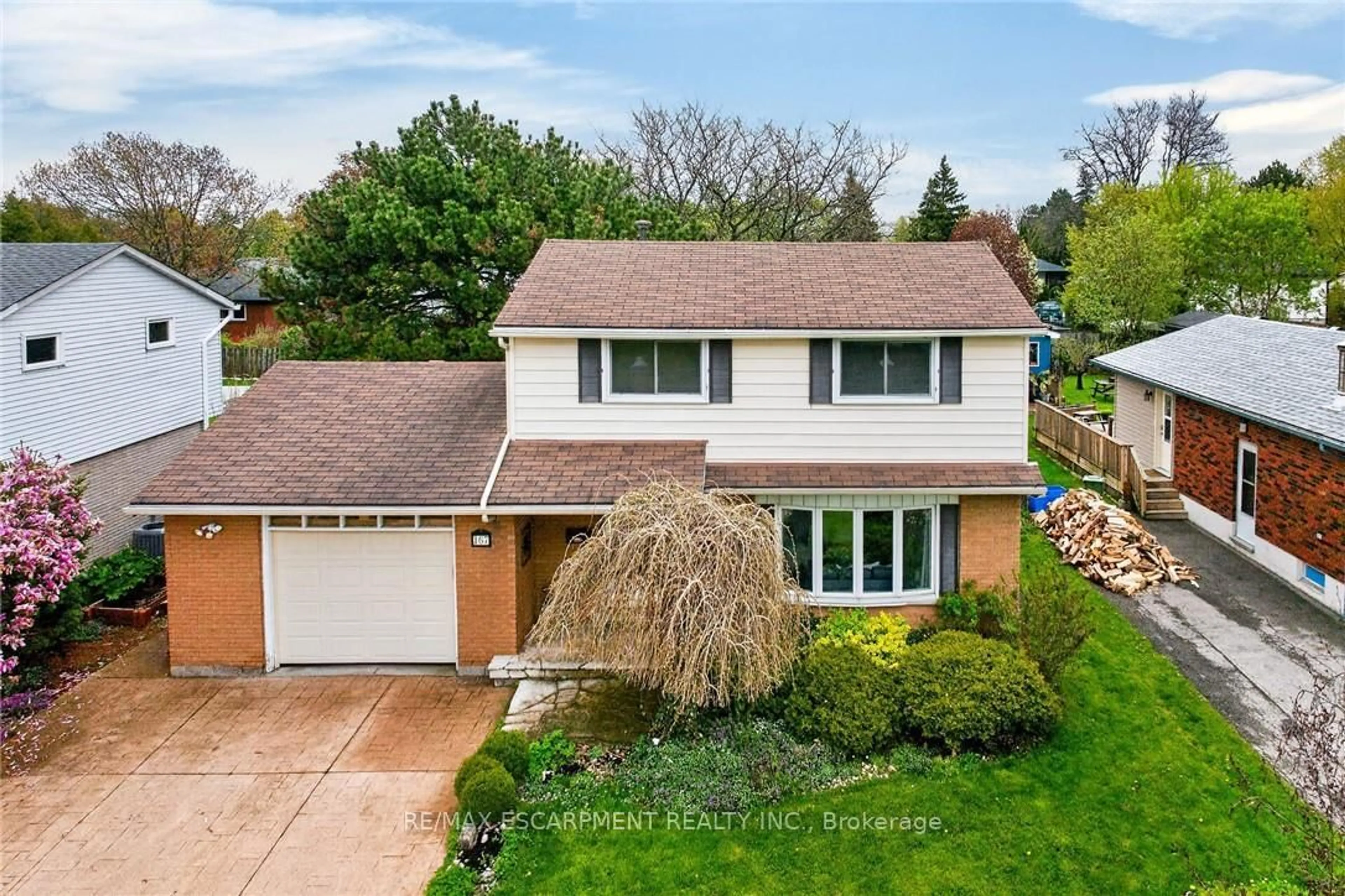A pic from outside/outdoor area/front of a property/back of a property/a pic from drone, street for 167 Darlington Dr, Hamilton Ontario L9C 2M4