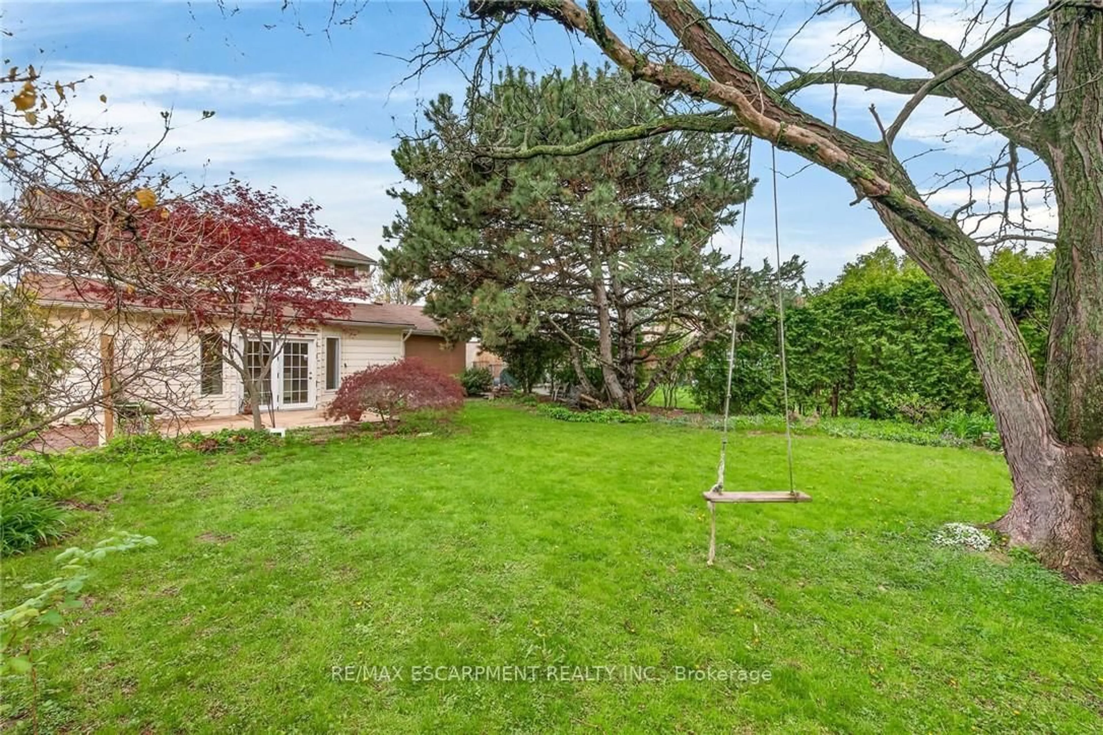 A pic from outside/outdoor area/front of a property/back of a property/a pic from drone, unknown for 167 Darlington Dr, Hamilton Ontario L9C 2M4
