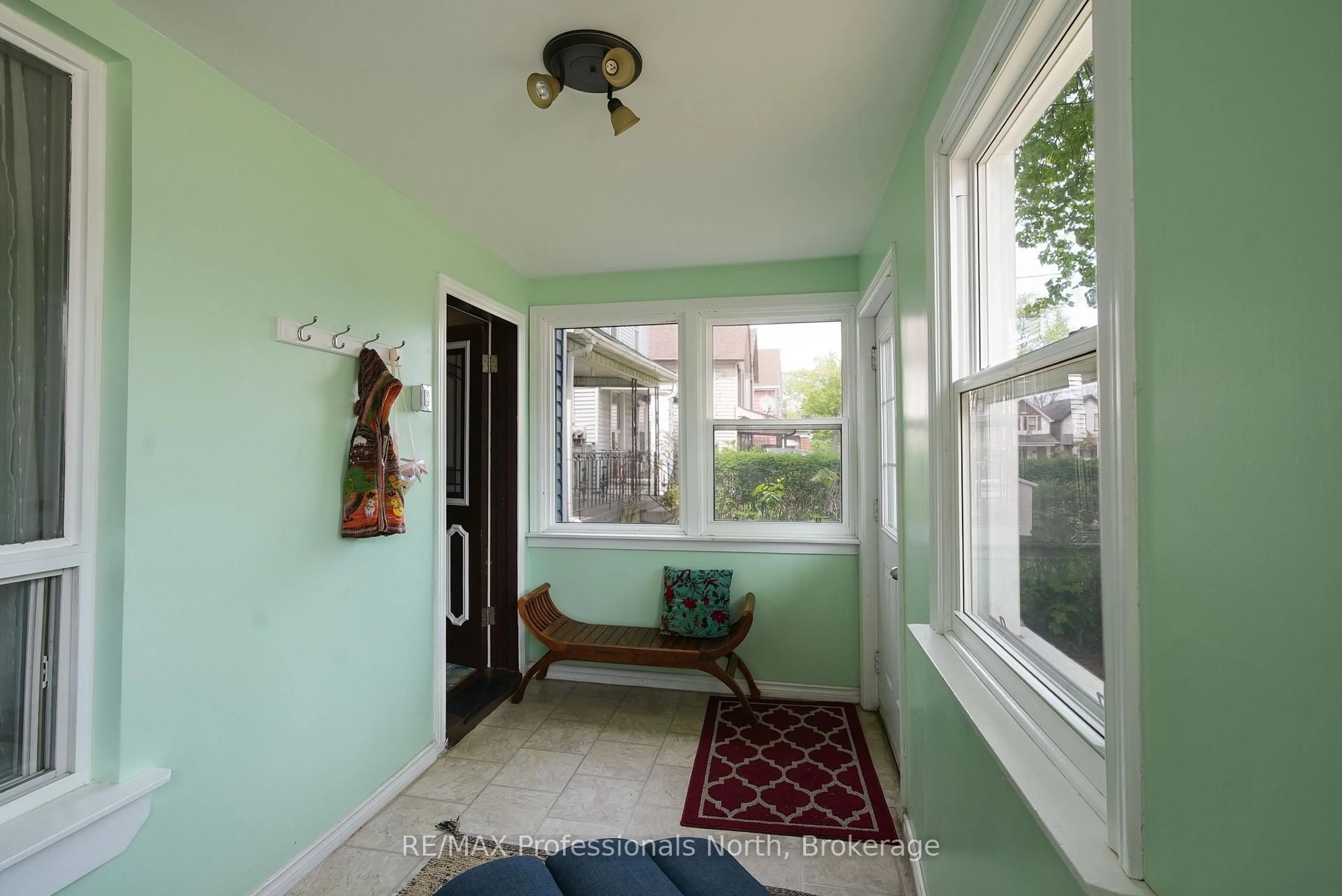 Indoor entryway for 143 Barnesdale Ave, Hamilton Ontario L8L 6T1