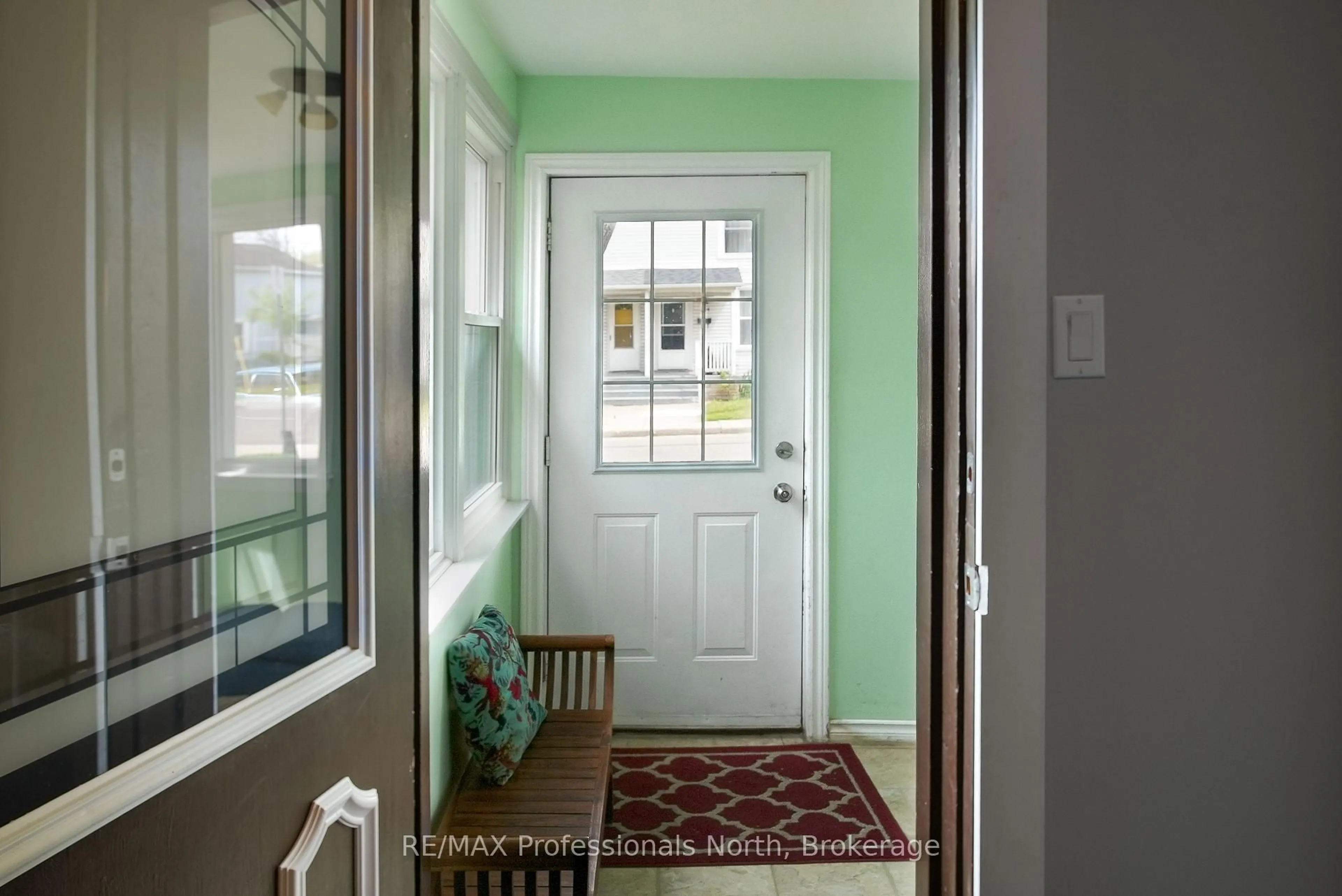 Indoor entryway for 143 Barnesdale Ave, Hamilton Ontario L8L 6T1