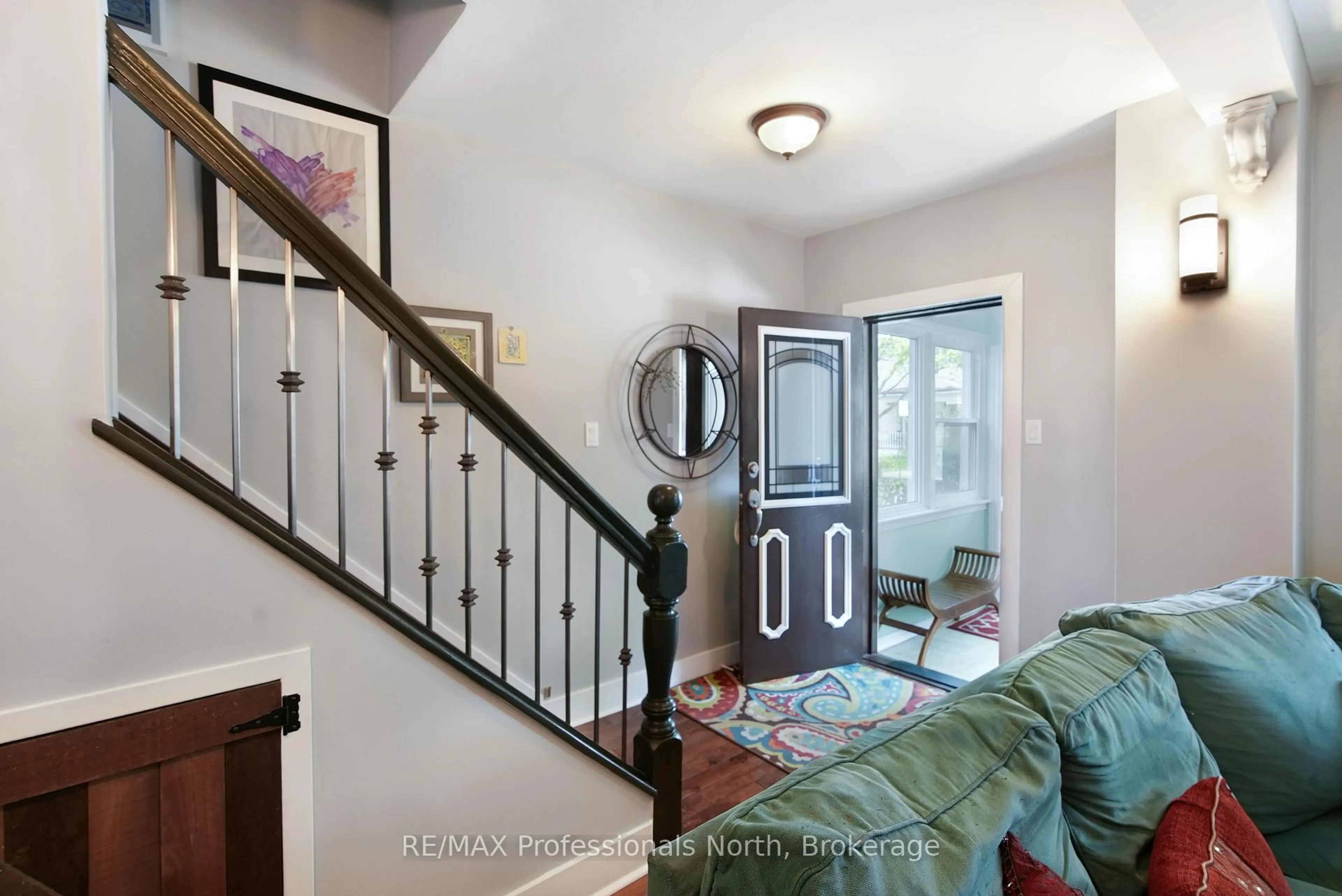 Indoor entryway for 143 Barnesdale Ave, Hamilton Ontario L8L 6T1