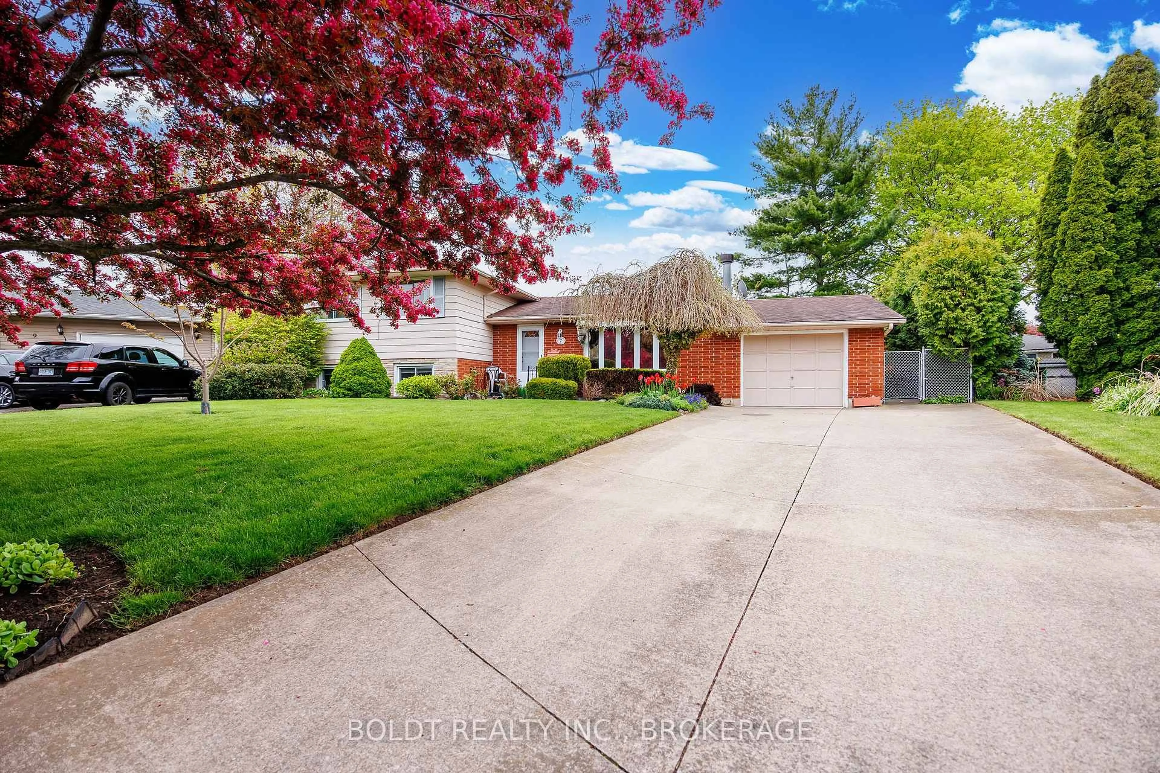 A pic from outside/outdoor area/front of a property/back of a property/a pic from drone, street for 7 Halene Crt, St. Catharines Ontario L2M 6M3