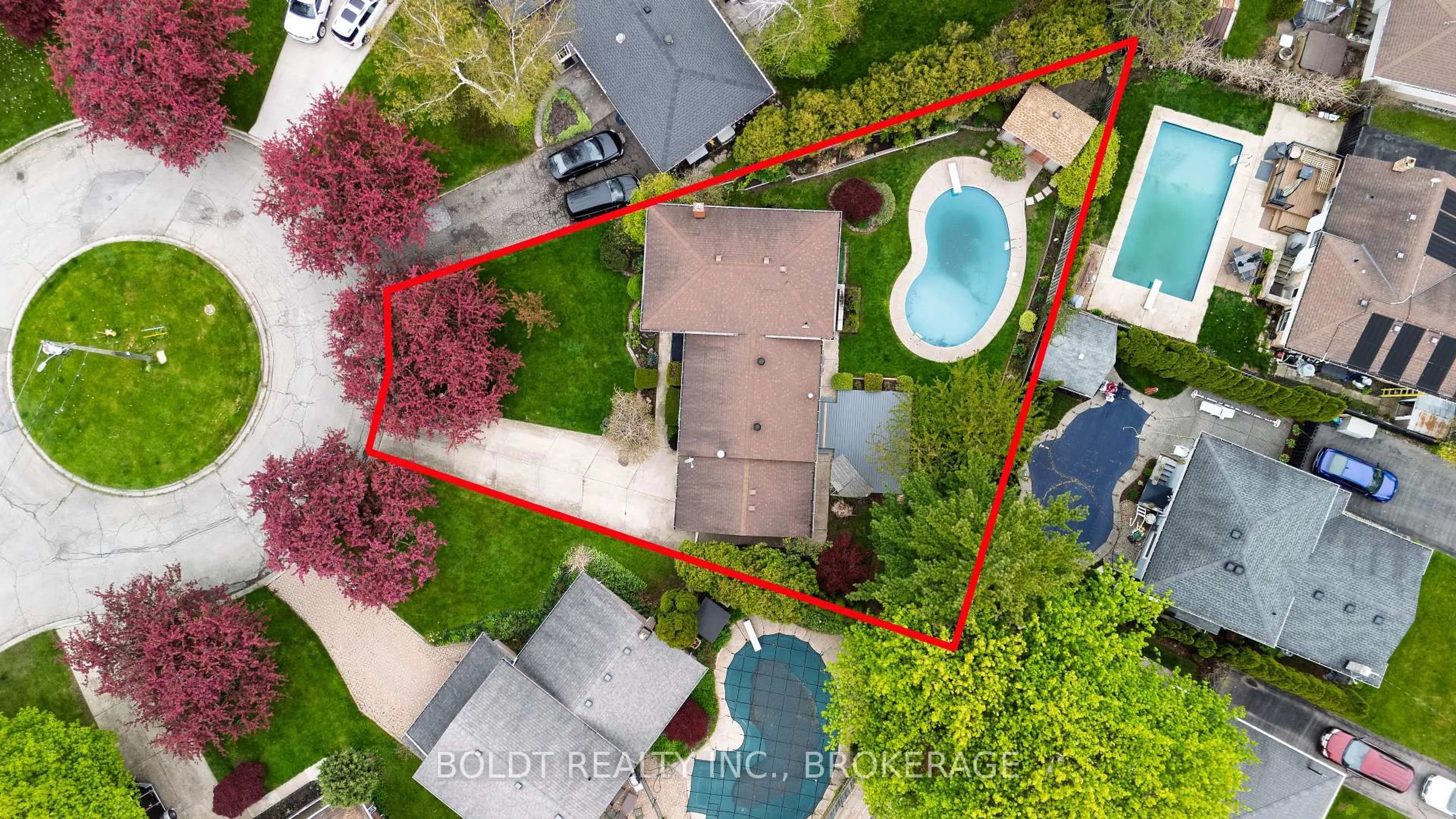 A pic from outside/outdoor area/front of a property/back of a property/a pic from drone, unknown for 7 Halene Crt, St. Catharines Ontario L2M 6M3