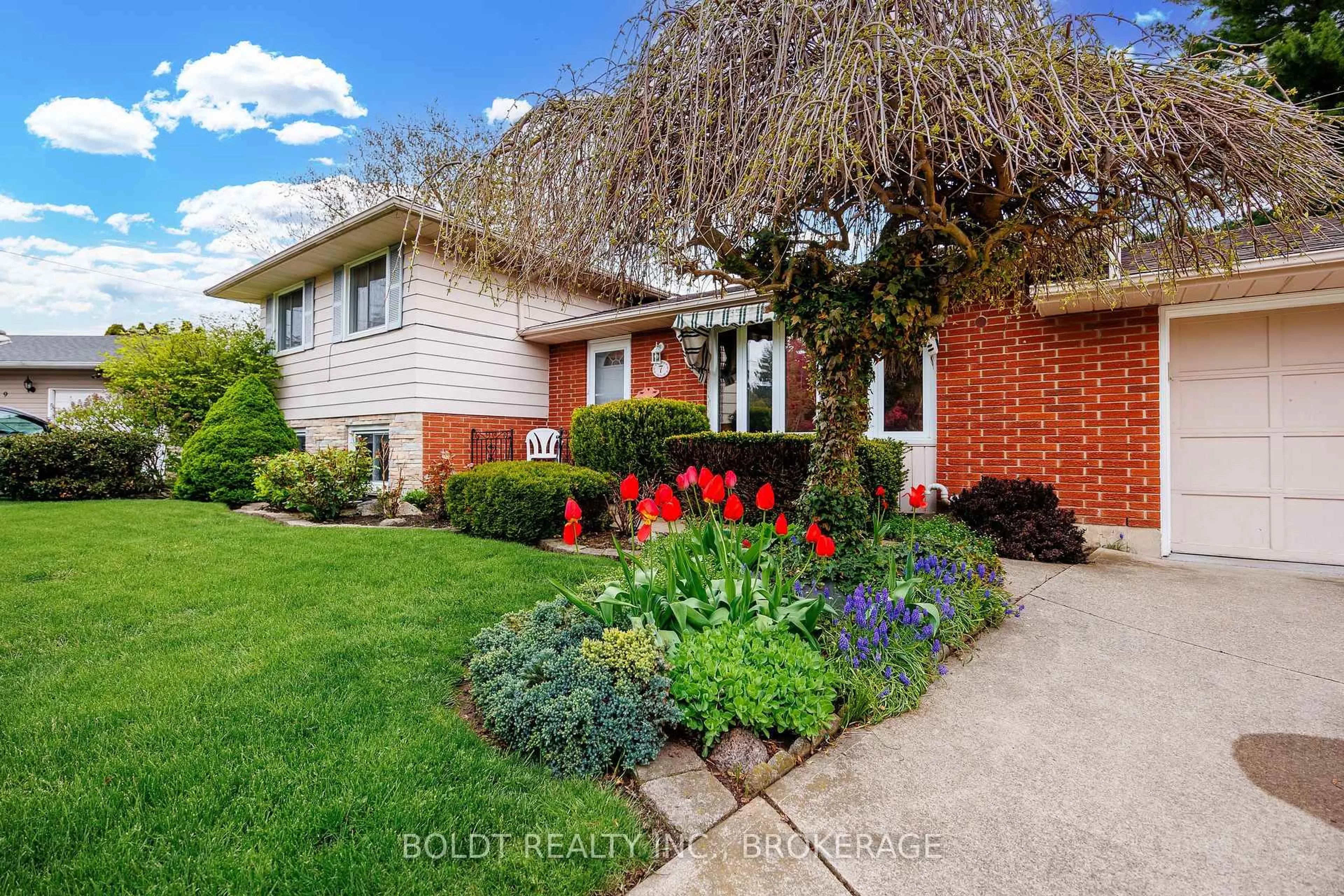 Home with brick exterior material, street for 7 Halene Crt, St. Catharines Ontario L2M 6M3