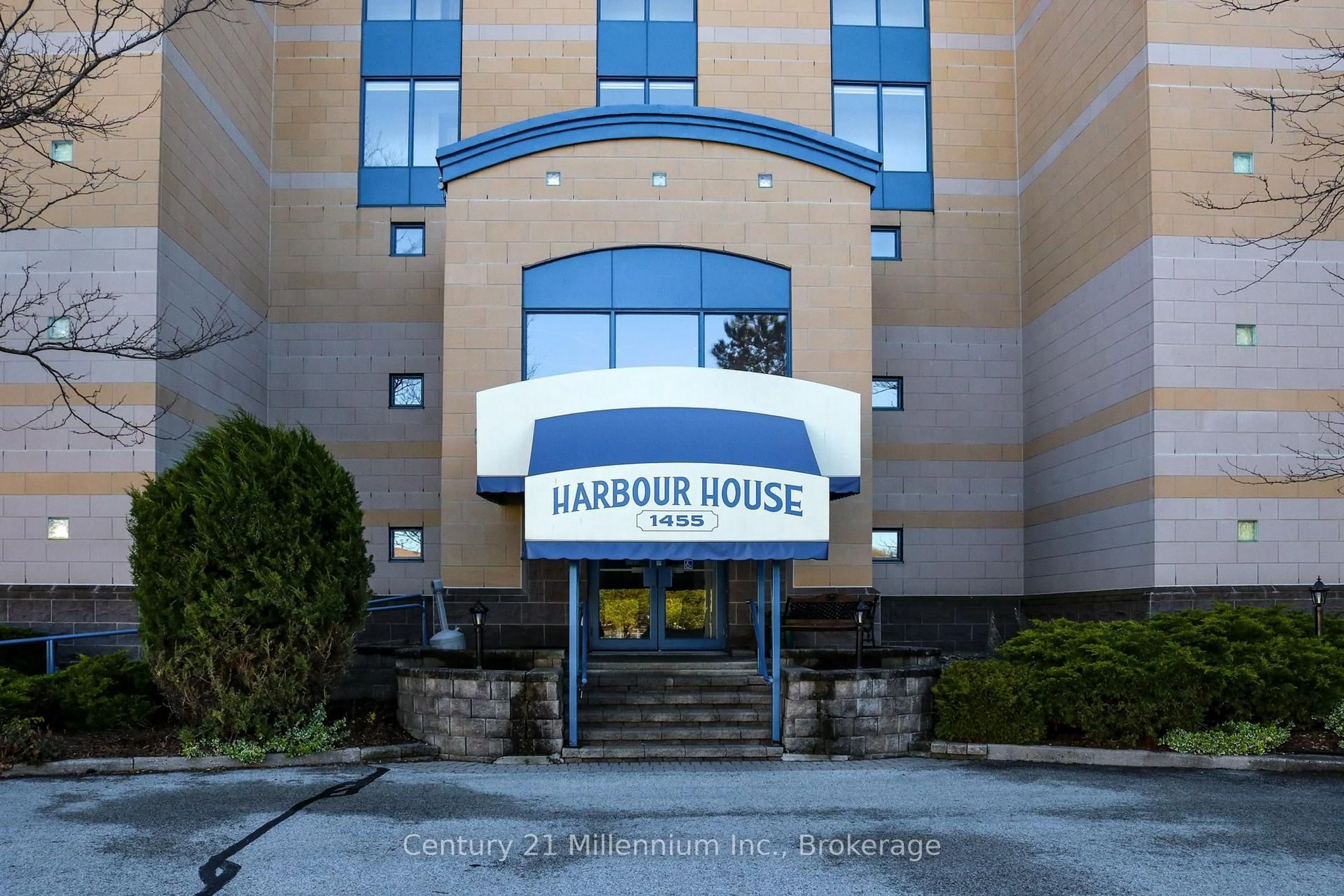 Indoor foyer for 1455 2nd Ave #402, Owen Sound Ontario N4K 6V3