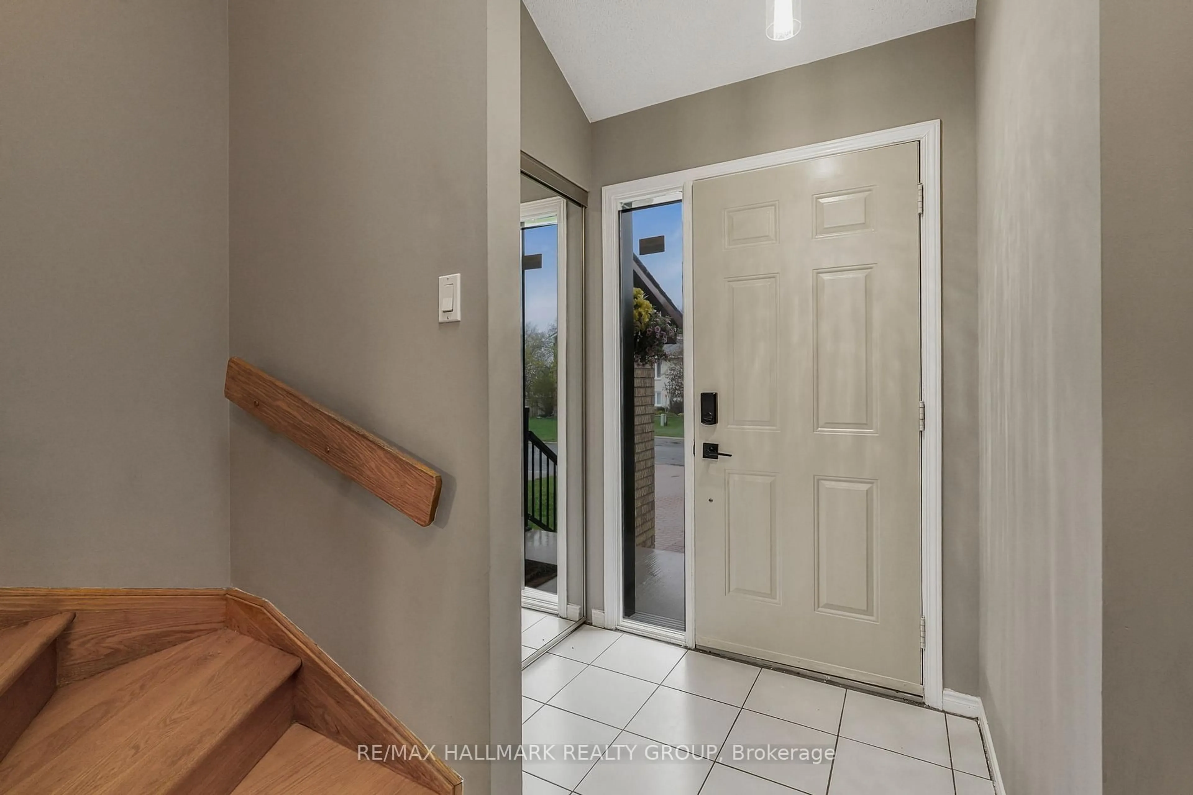 Indoor entryway for 3327 Descotes Circ, Clarence-Rockland Ontario K4K 1A7