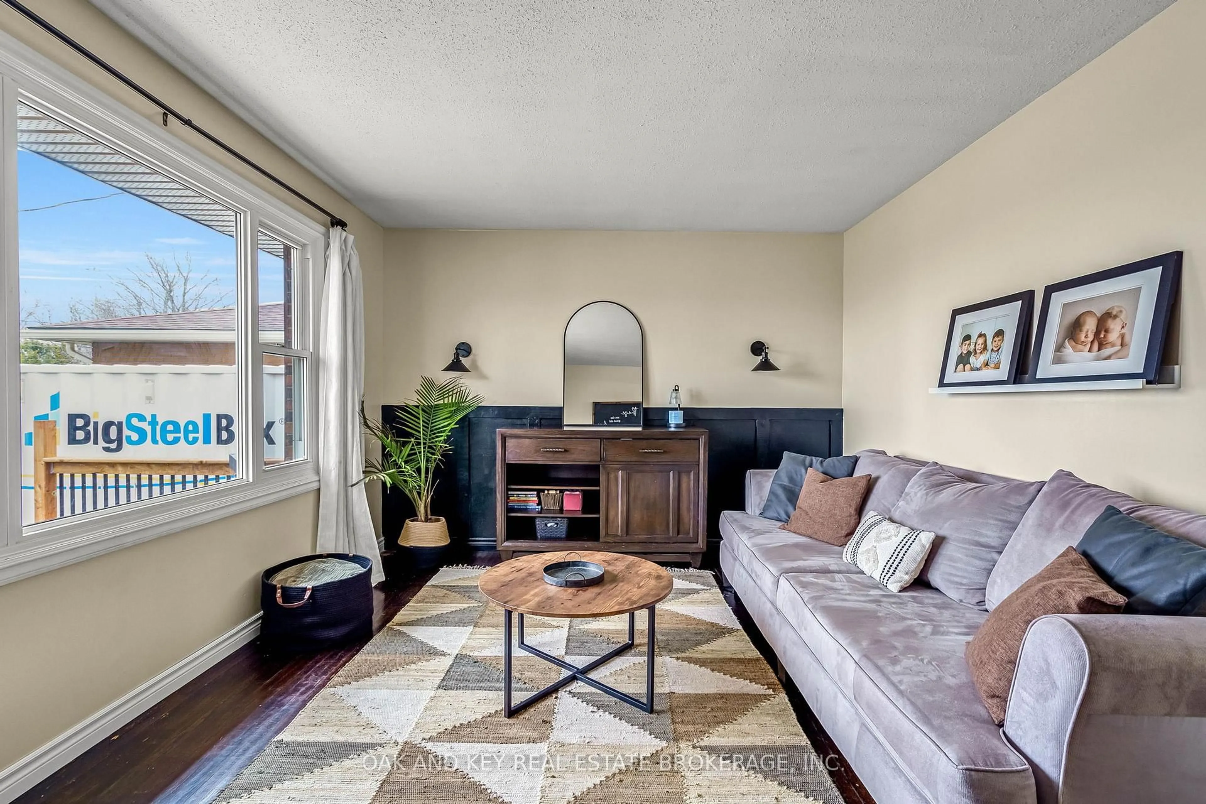Living room with furniture, unknown for 26 Sinclair Ave, St. Thomas Ontario N5R 3A8