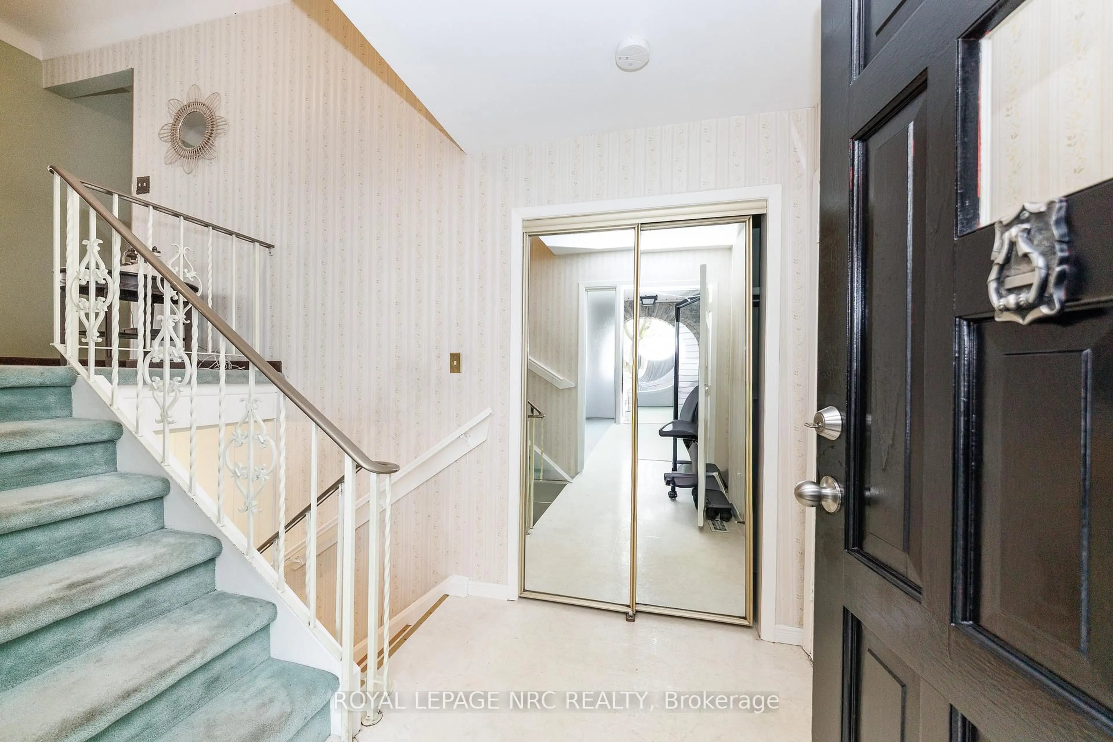 Indoor foyer for 74 Shoreline Dr, St. Catharines Ontario L2N 6H7