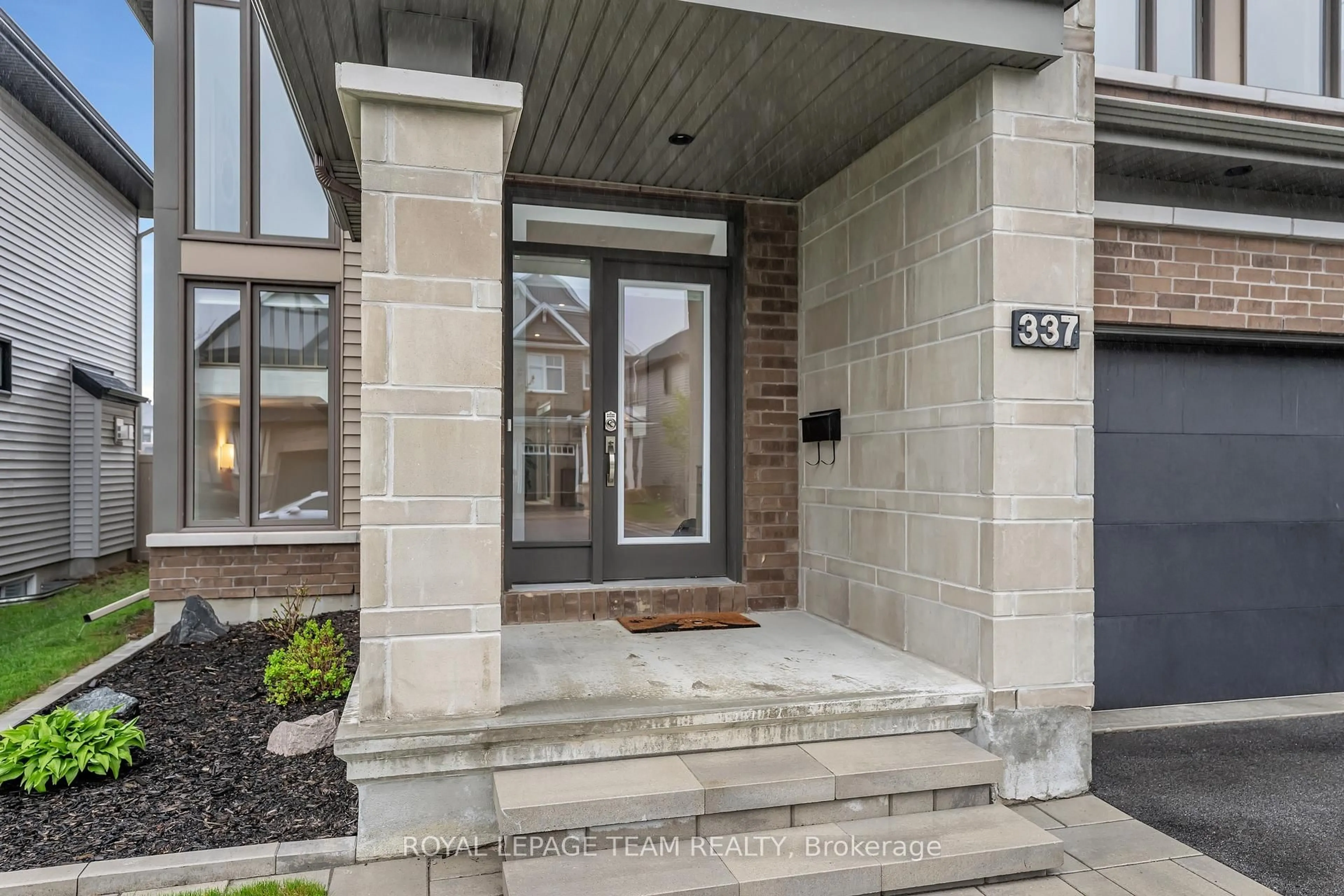 Indoor entryway for 337 Serenade Cres, Ottawa Ontario K1X 0B9