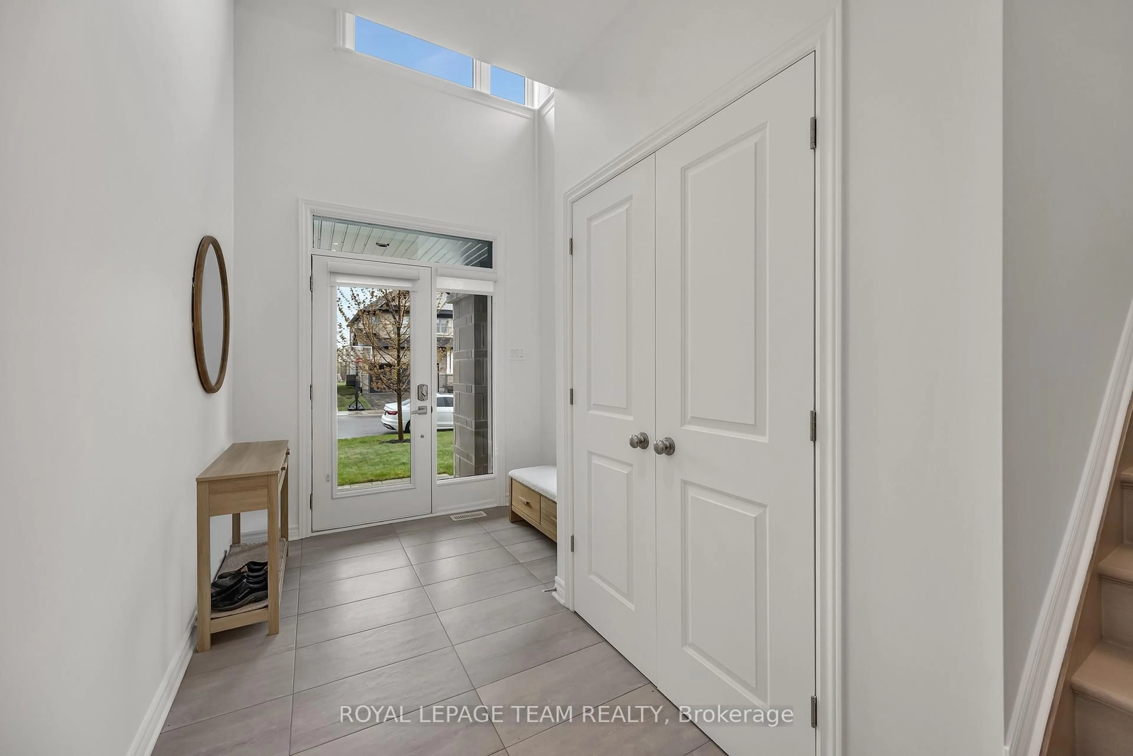 Indoor entryway for 337 Serenade Cres, Ottawa Ontario K1X 0B9