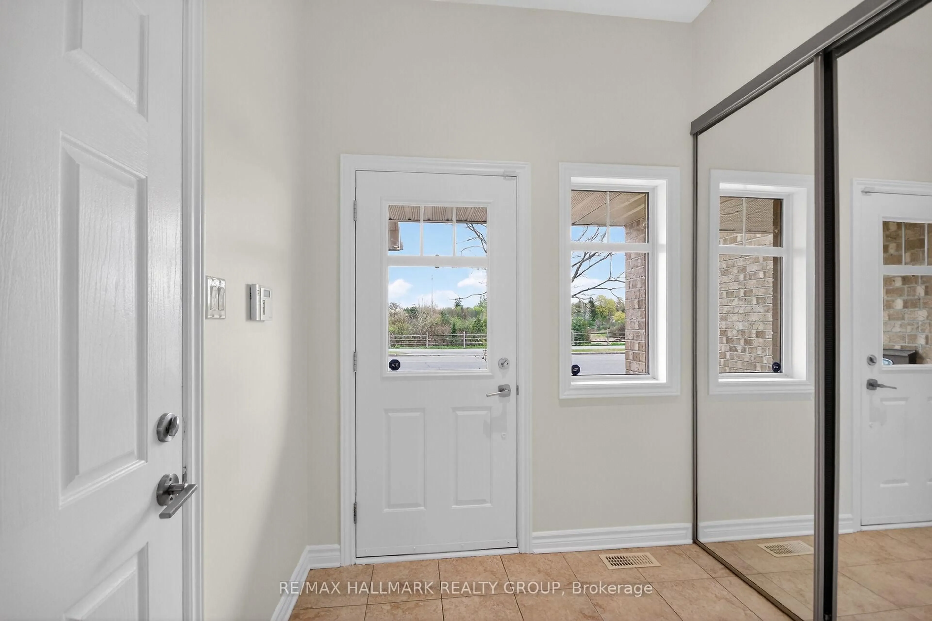 Indoor entryway for 740 Paul Metivier Dr, Ottawa Ontario K2J 3G4