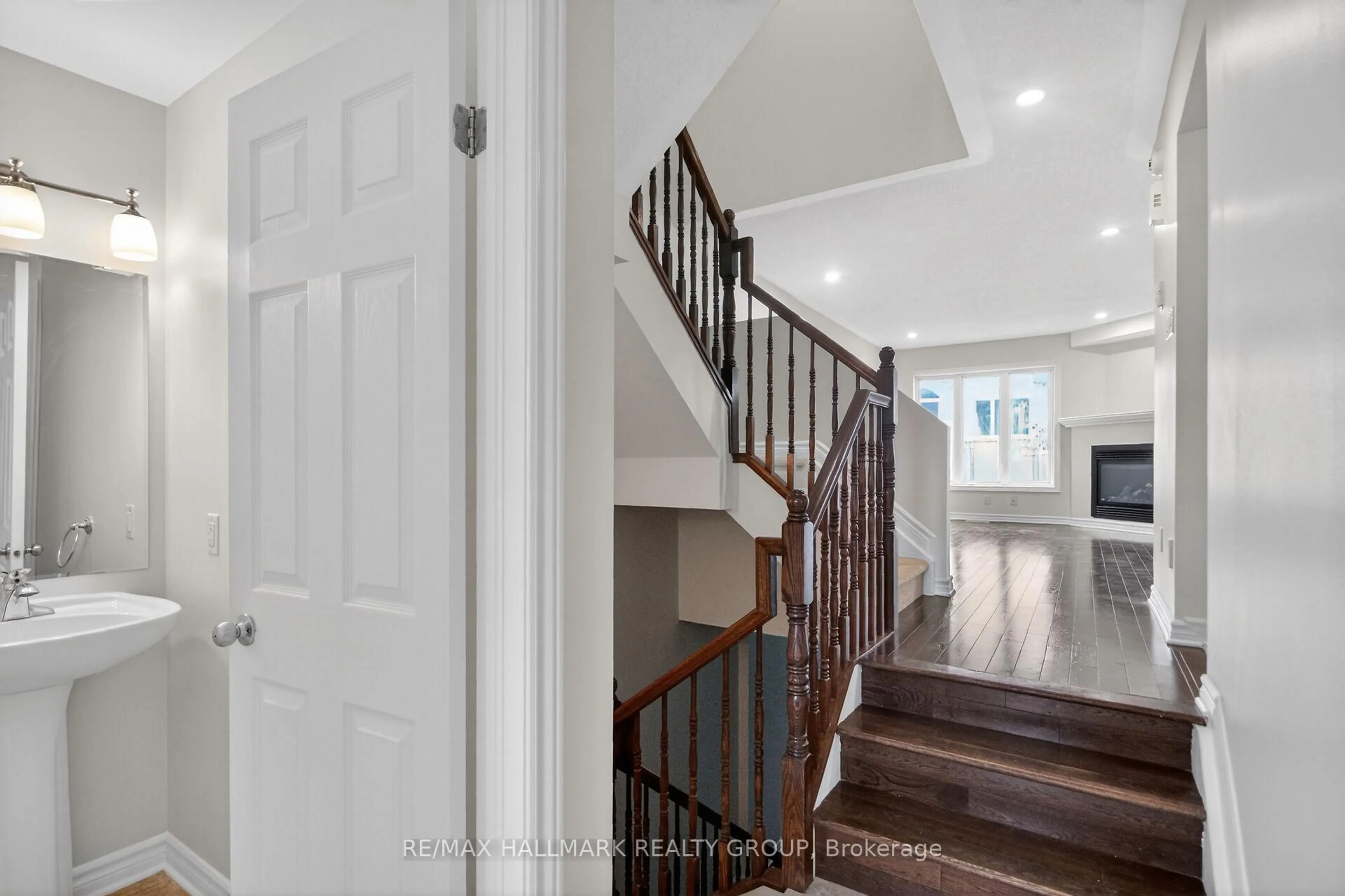 Indoor entryway for 740 Paul Metivier Dr, Ottawa Ontario K2J 3G4