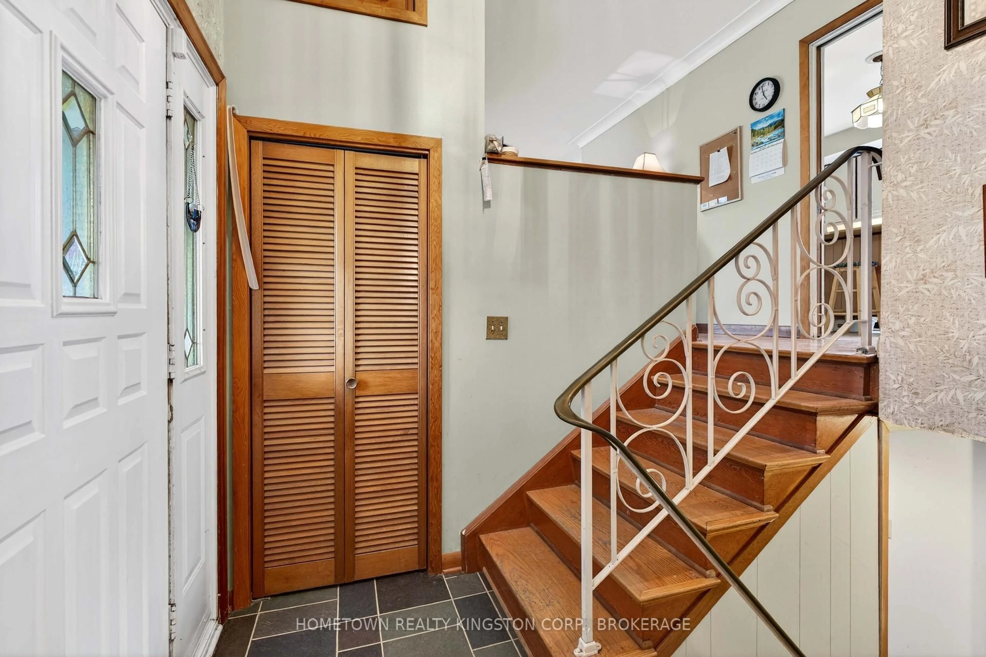 Indoor foyer for 114 Campbell Cres, Kingston Ontario K7M 1Z5