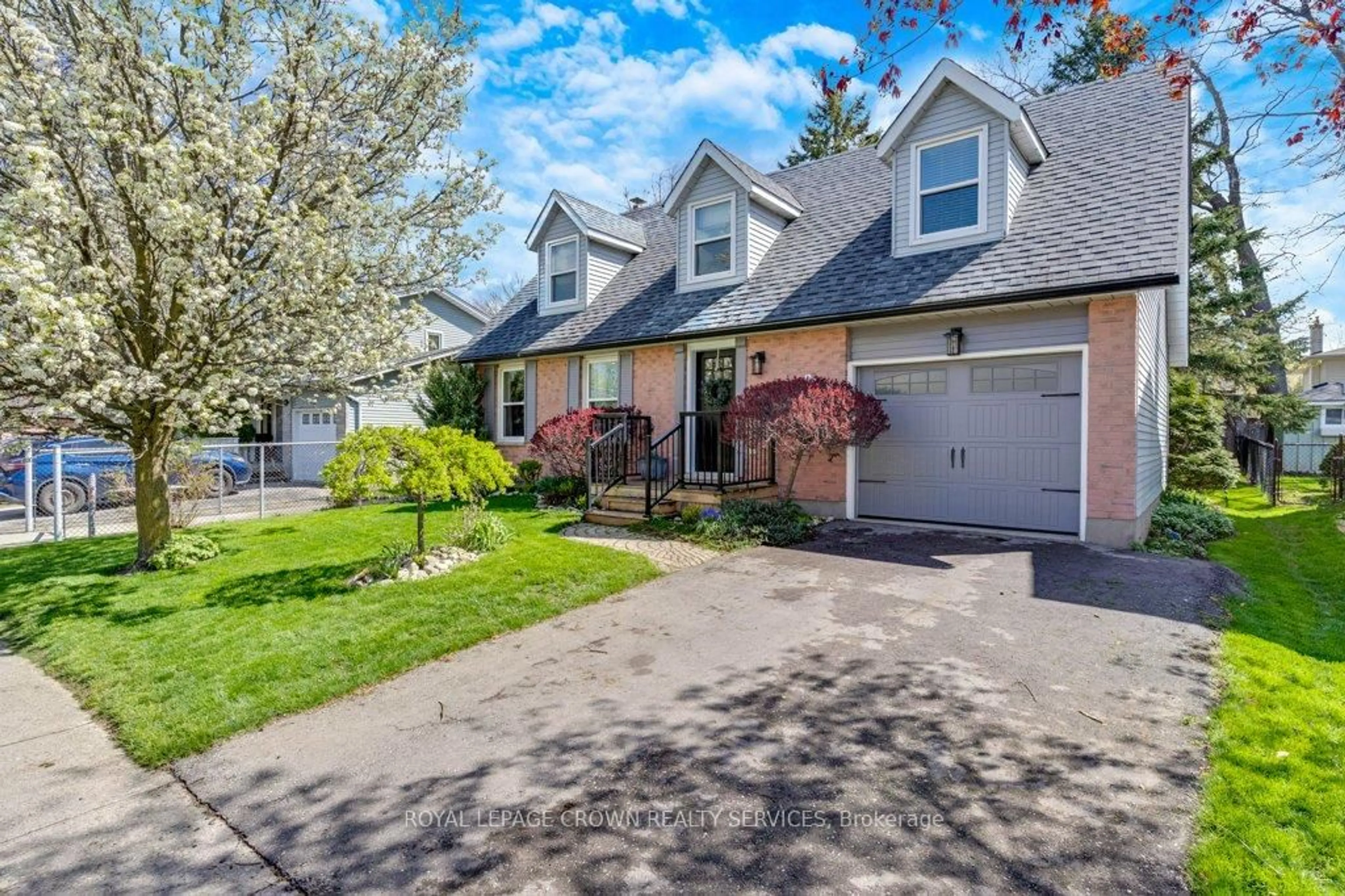 Home with vinyl exterior material, street for 288 Grand Ridge Dr, Cambridge Ontario N1S 4X1