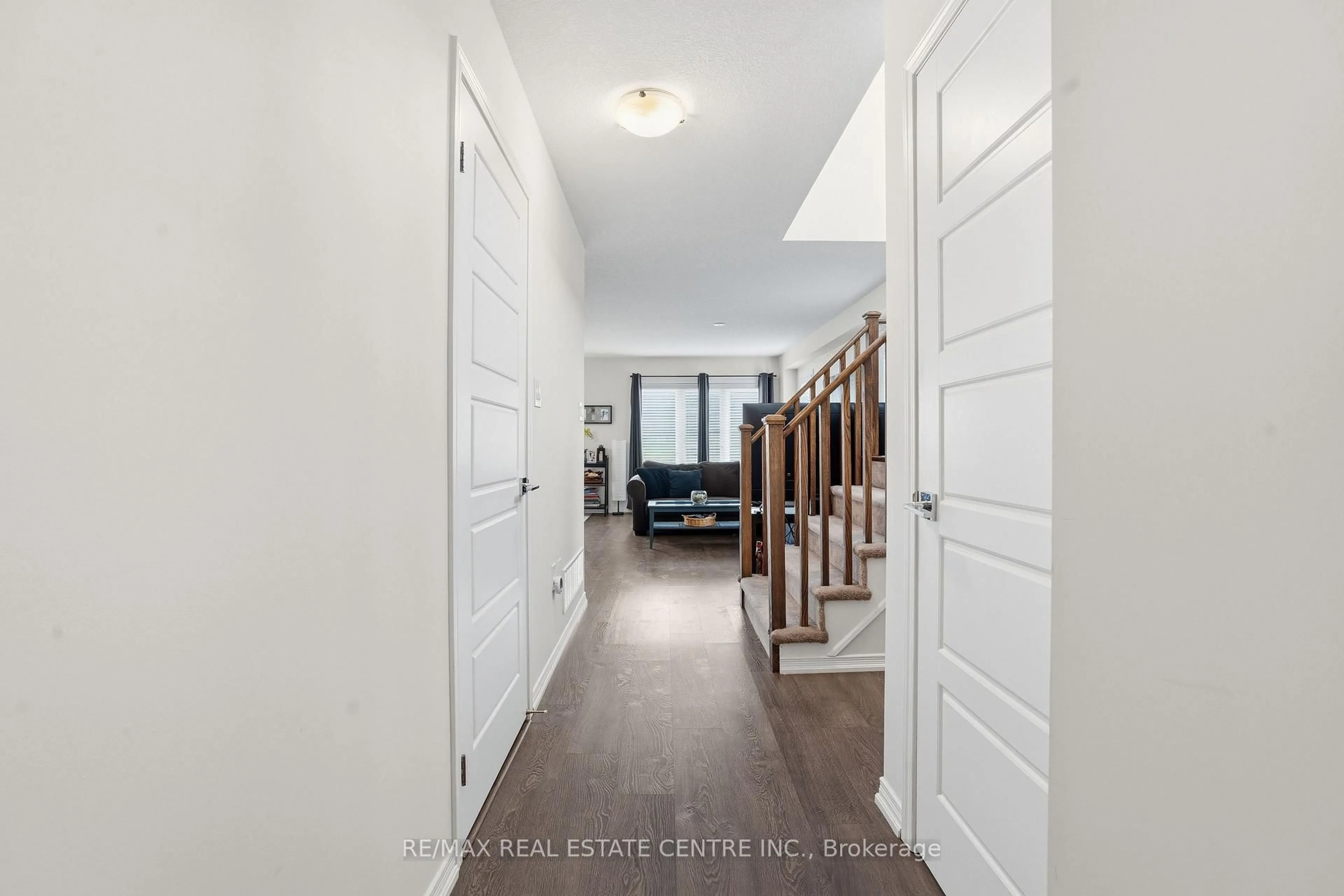 Indoor entryway for 45 Longboat Ru, Brantford Ontario N3T 0P3