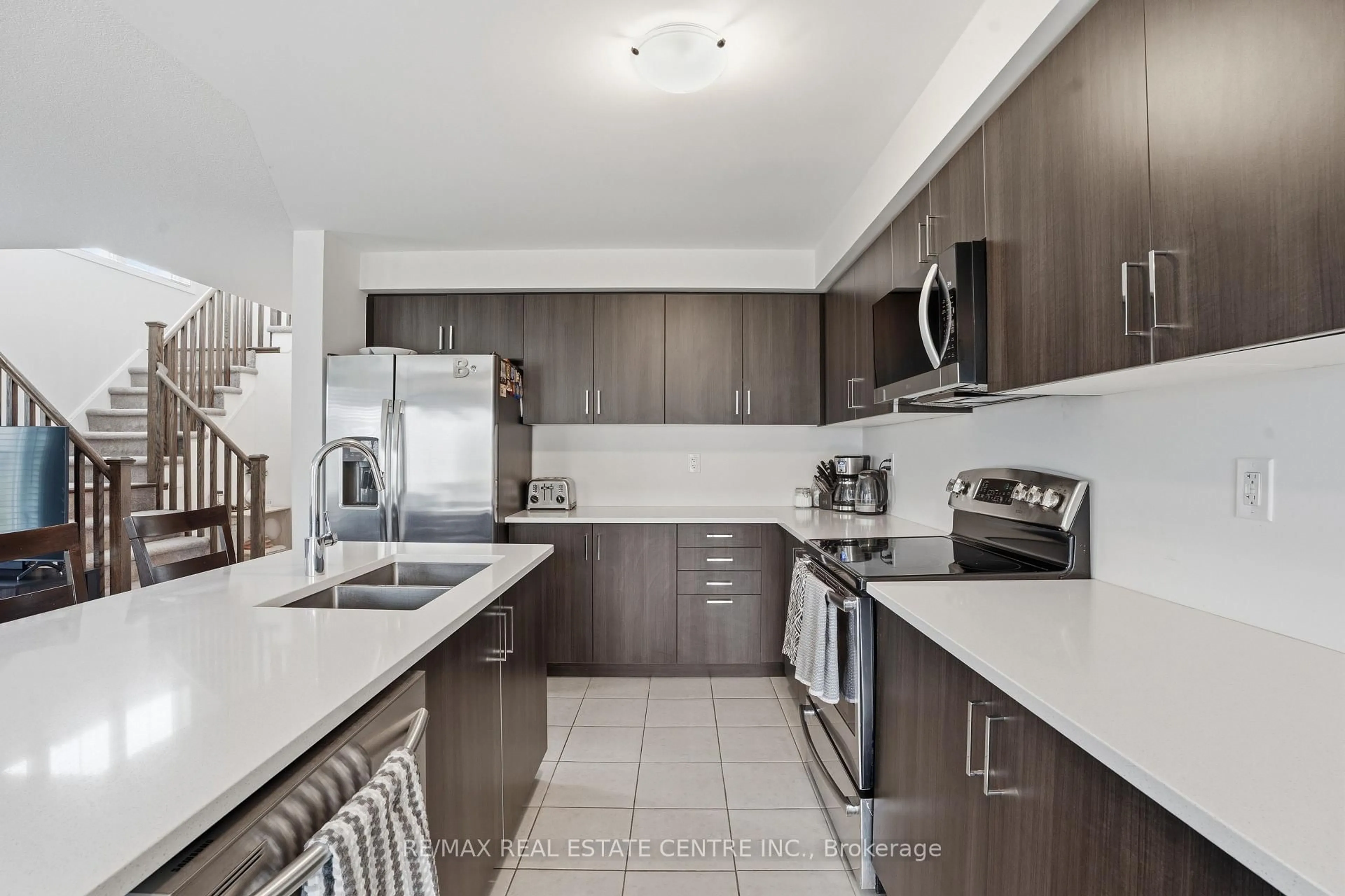 Standard kitchen, unknown for 45 Longboat Ru, Brantford Ontario N3T 0P3