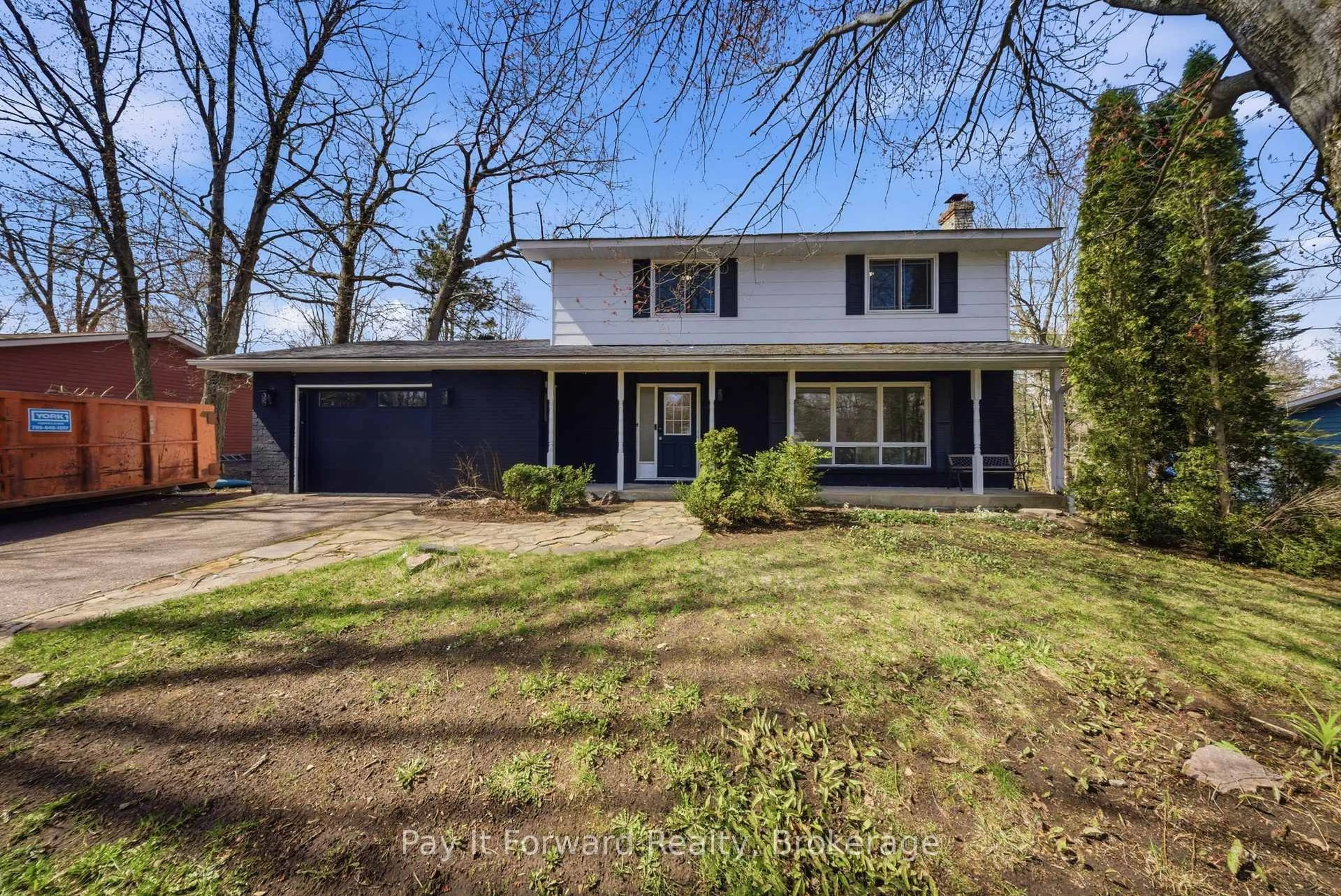 Home with vinyl exterior material, street for 1025 Aberdeen St, Muskoka Lakes Ontario P0C 1A0