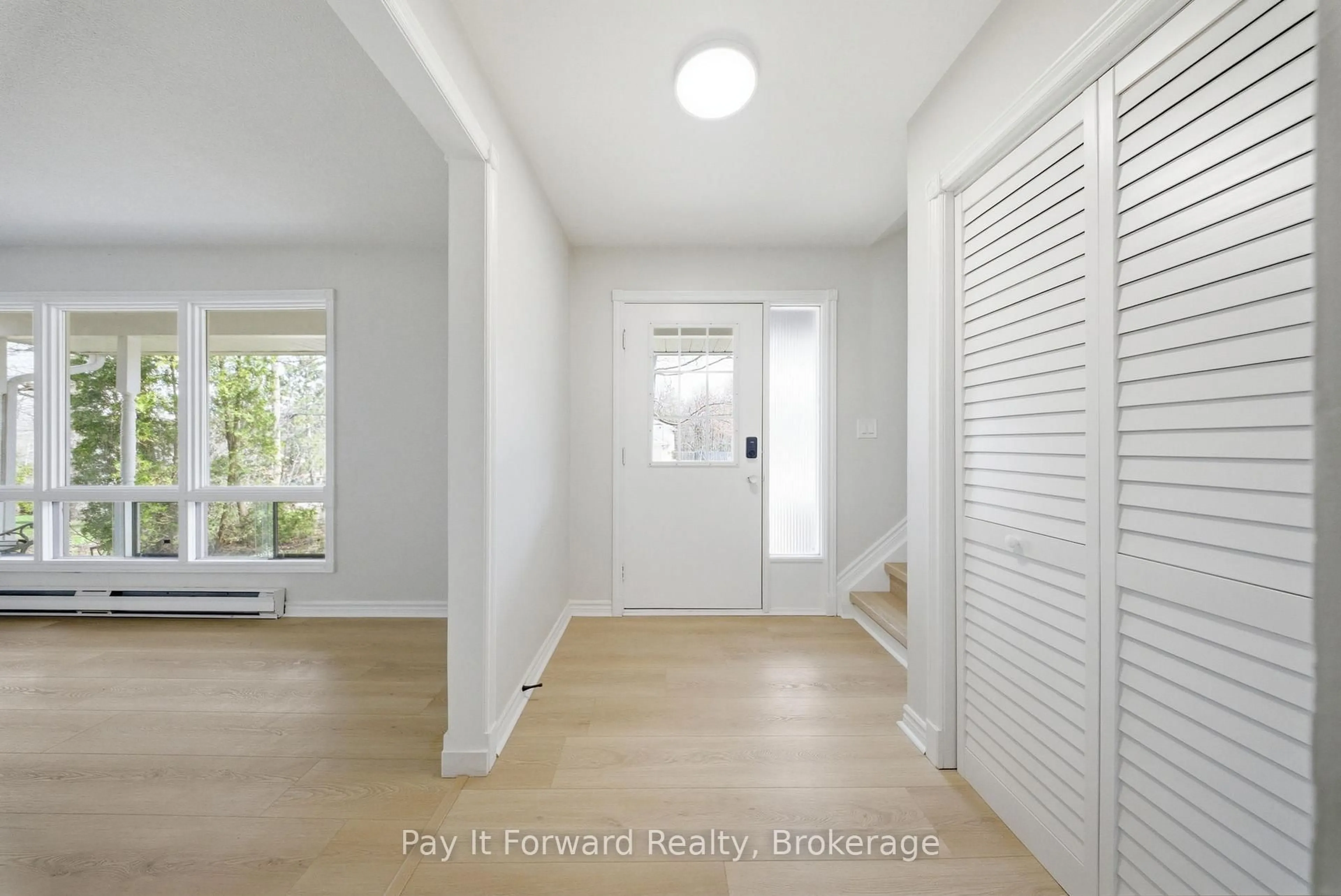 Indoor entryway for 1025 Aberdeen St, Muskoka Lakes Ontario P0C 1A0