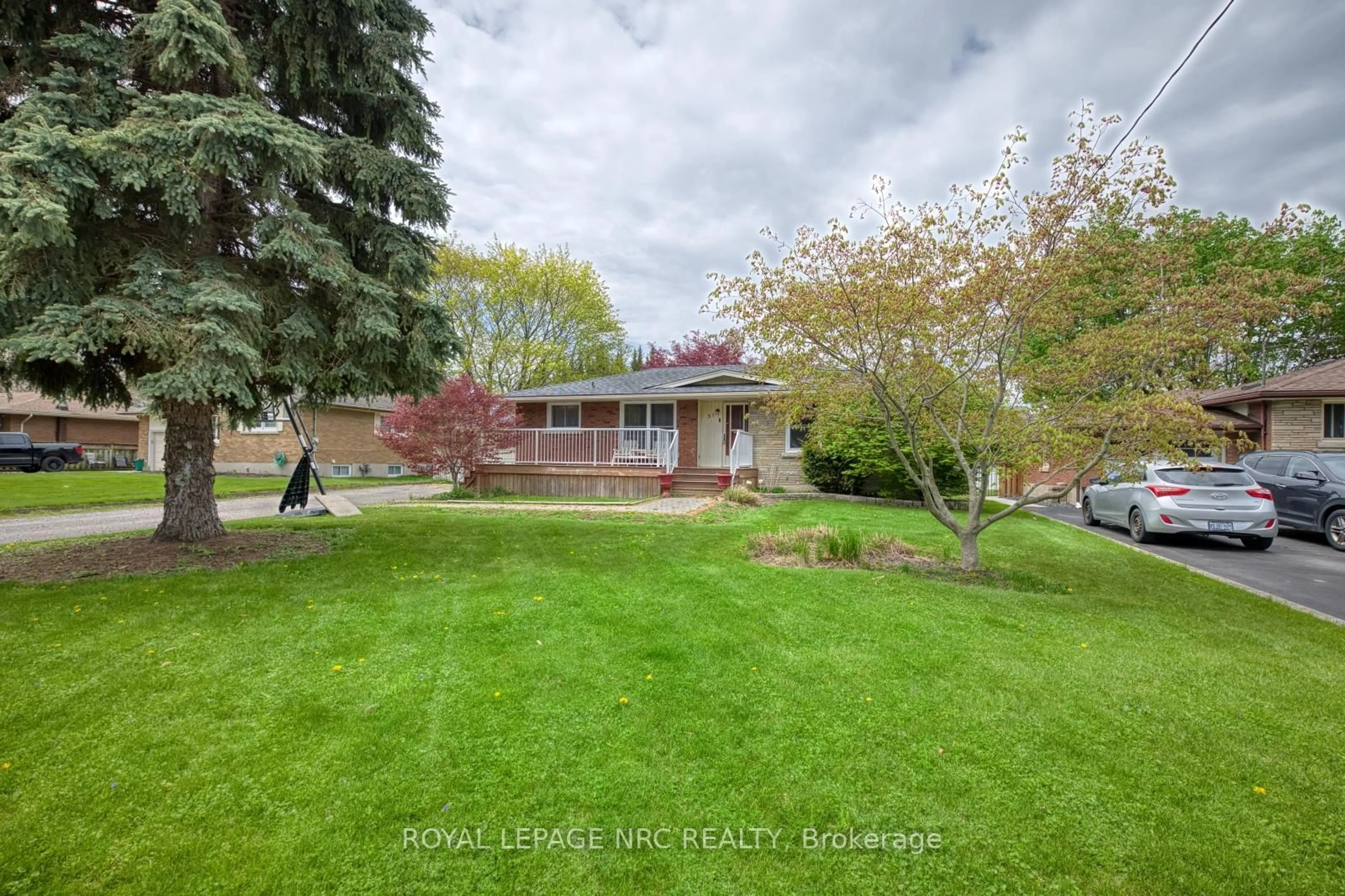 A pic from outside/outdoor area/front of a property/back of a property/a pic from drone, street for 51 Henry St, Niagara-on-the-Lake Ontario L0S 1T0