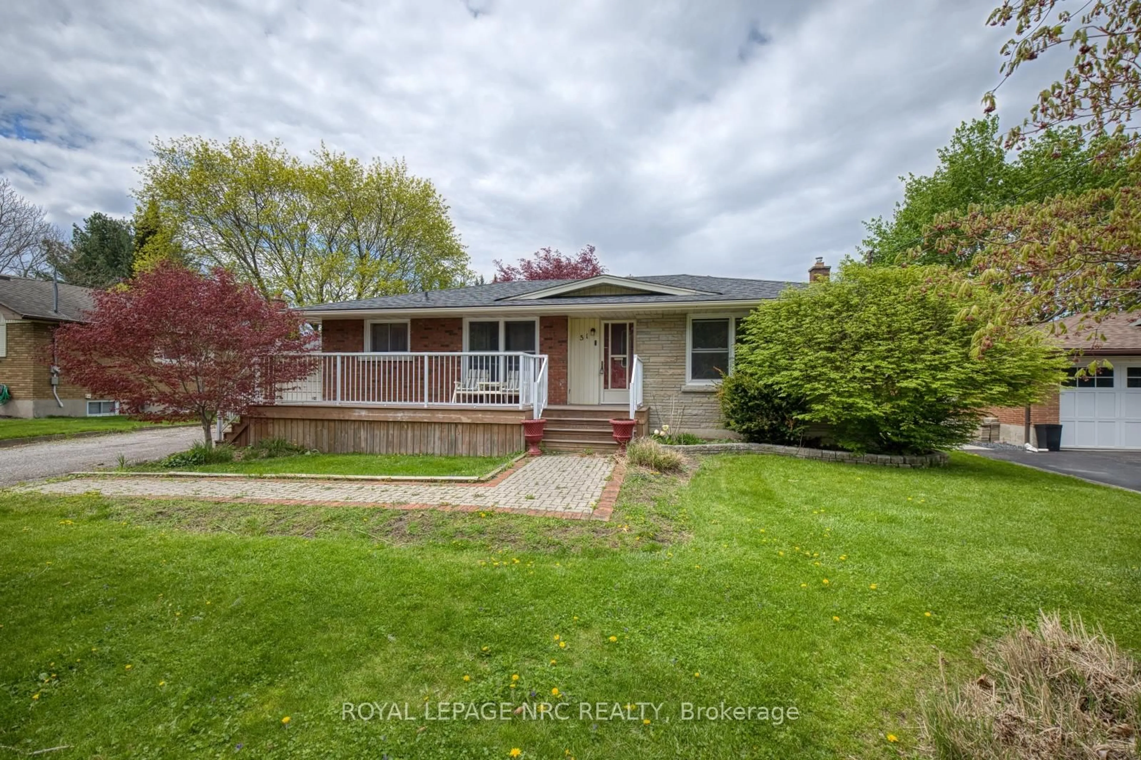 A pic from outside/outdoor area/front of a property/back of a property/a pic from drone, street for 51 Henry St, Niagara-on-the-Lake Ontario L0S 1T0