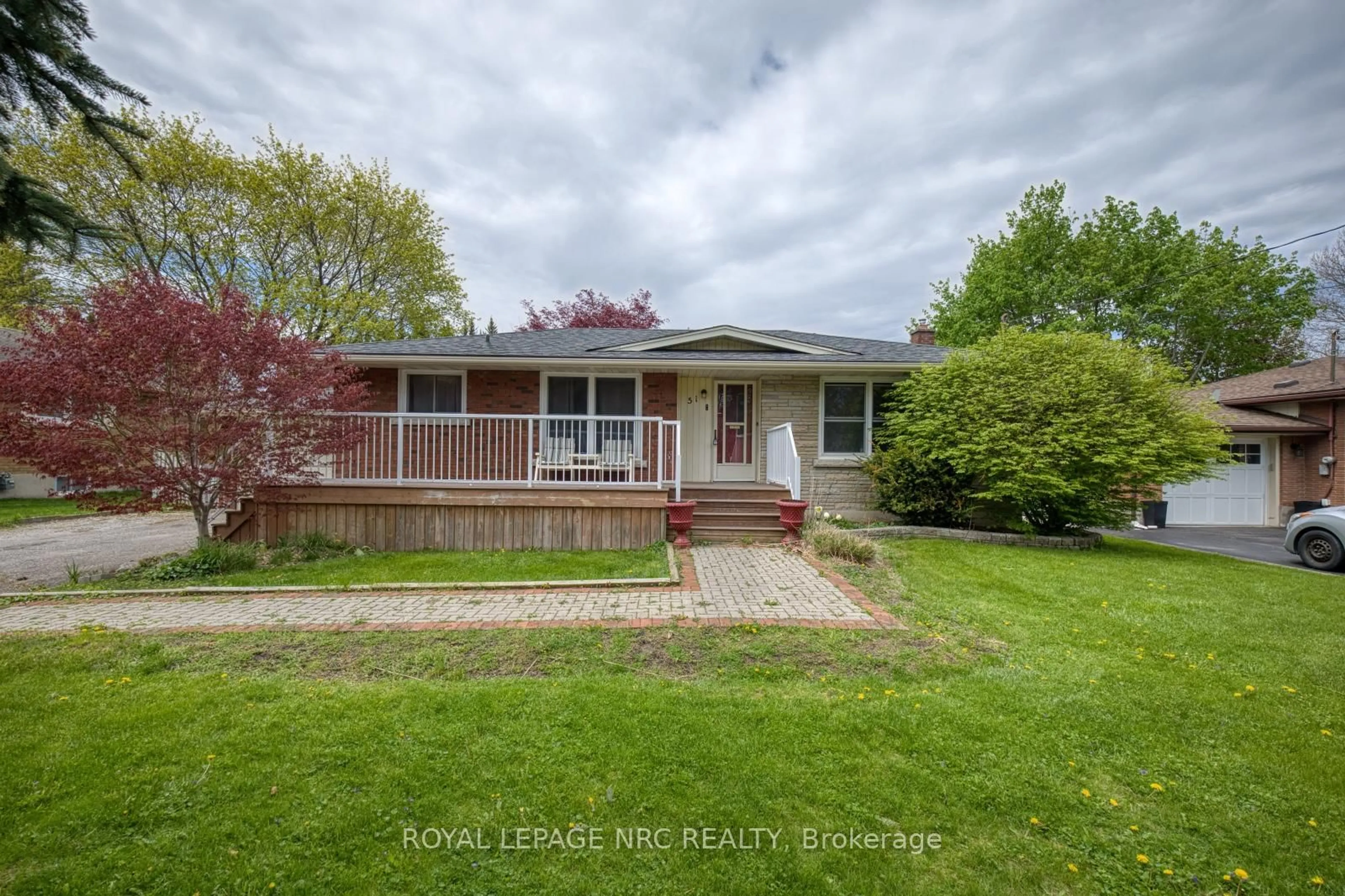A pic from outside/outdoor area/front of a property/back of a property/a pic from drone, street for 51 Henry St, Niagara-on-the-Lake Ontario L0S 1T0