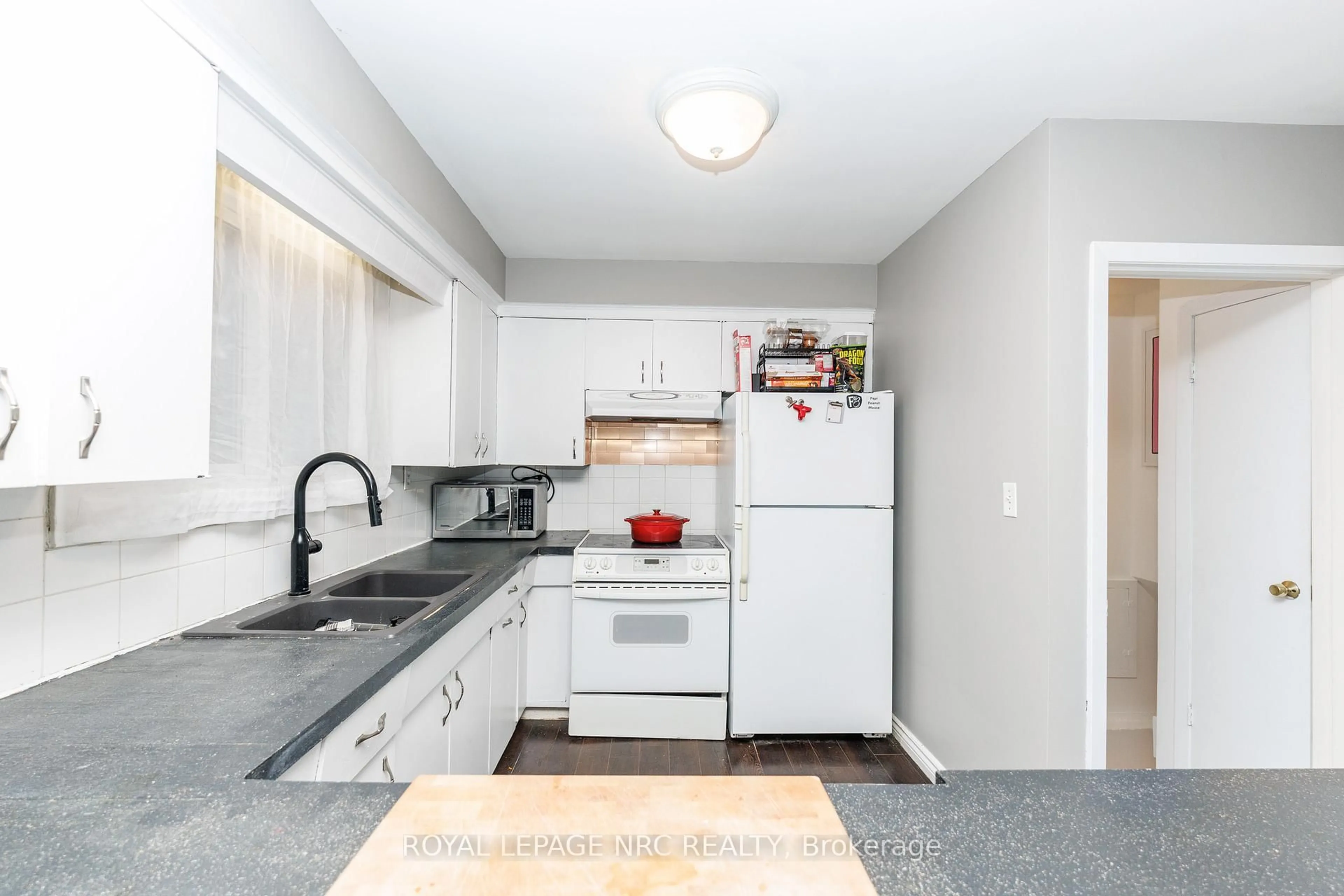 Standard kitchen, unknown for 51 Henry St, Niagara-on-the-Lake Ontario L0S 1T0