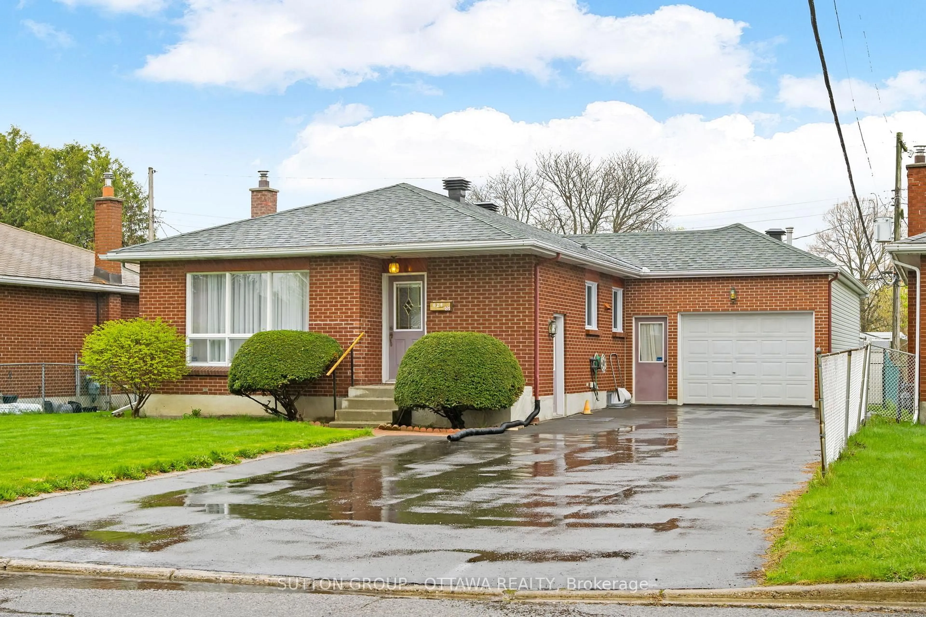 Home with brick exterior material, street for 624 Mutual St, Rockland Ontario K1K 1C4