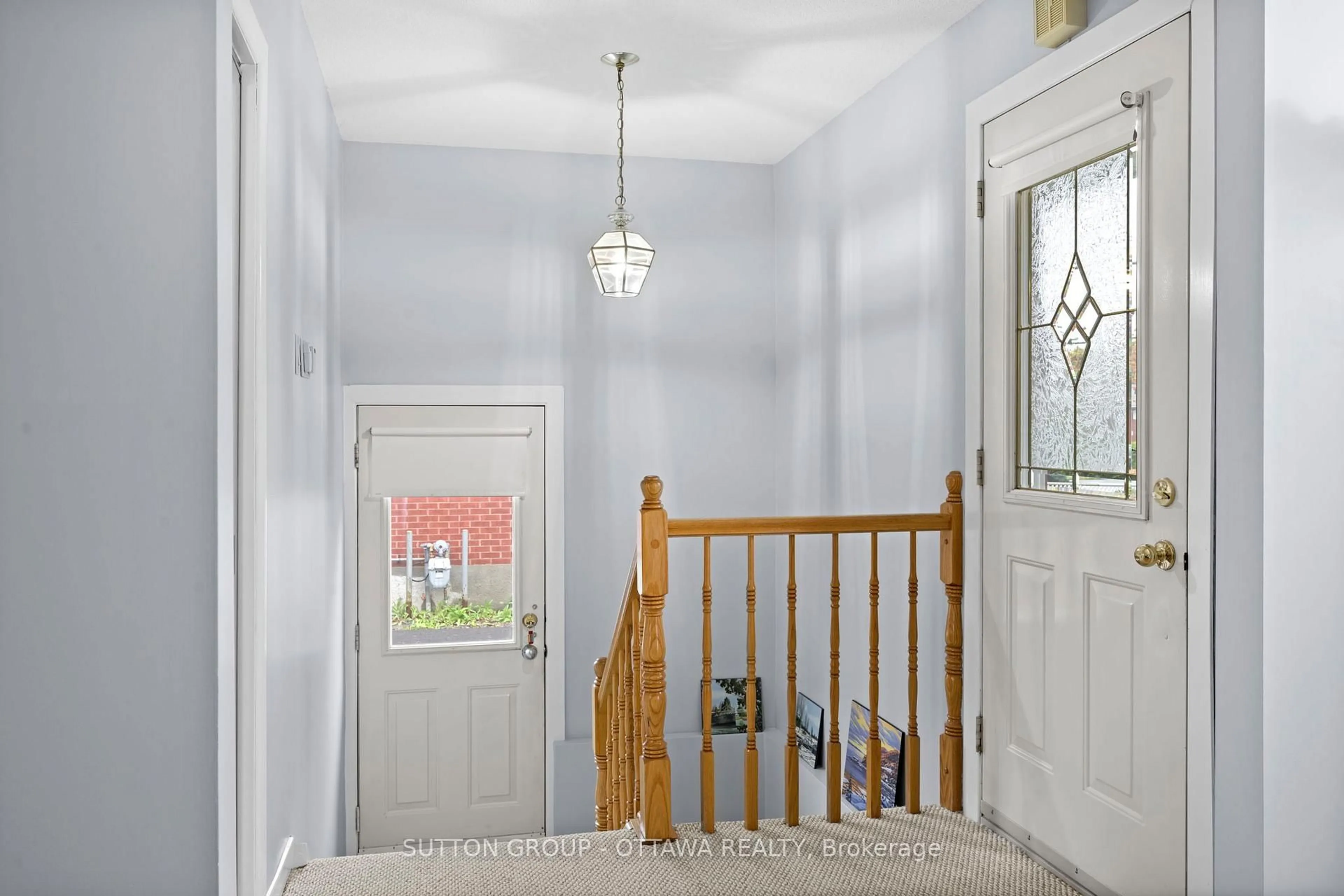 Indoor foyer for 624 Mutual St, Rockland Ontario K1K 1C4