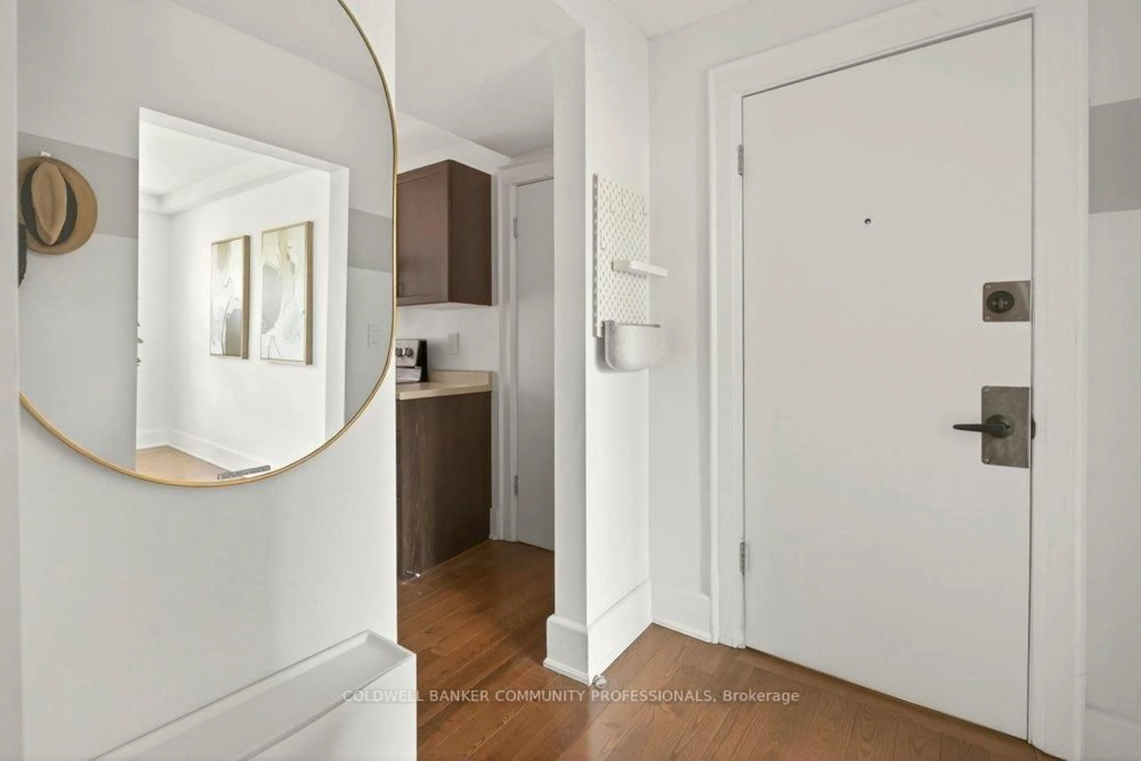 Indoor entryway for 21 Mountwood Ave #7, Hamilton Ontario L8N 2G8