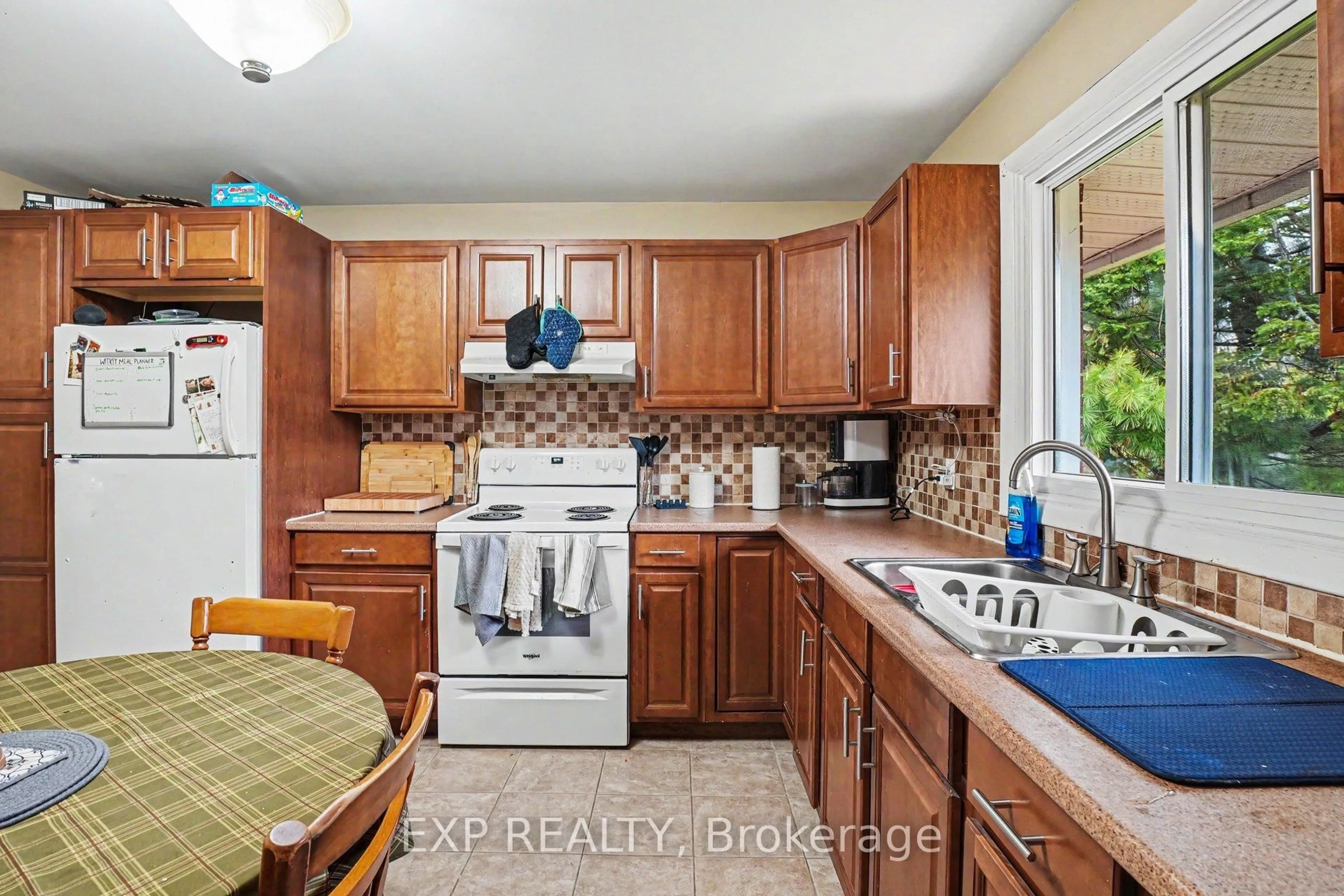 Standard kitchen, ceramic/tile floor for 885 Pinewood Cres, Ottawa Ontario K2B 5Y3