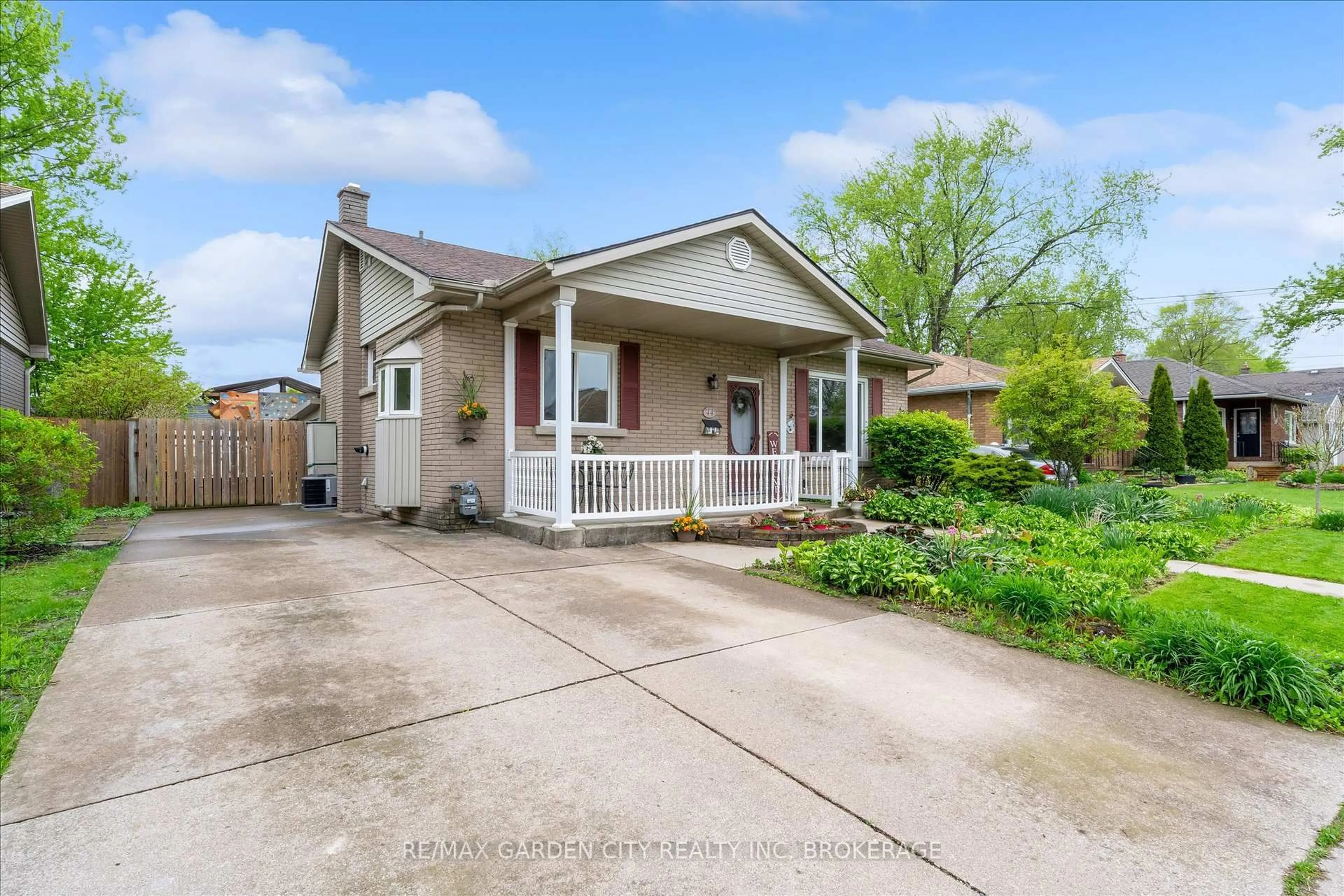 Home with vinyl exterior material, street for 44 Alexandra Blvd, St. Catharines Ontario L2P 1J9