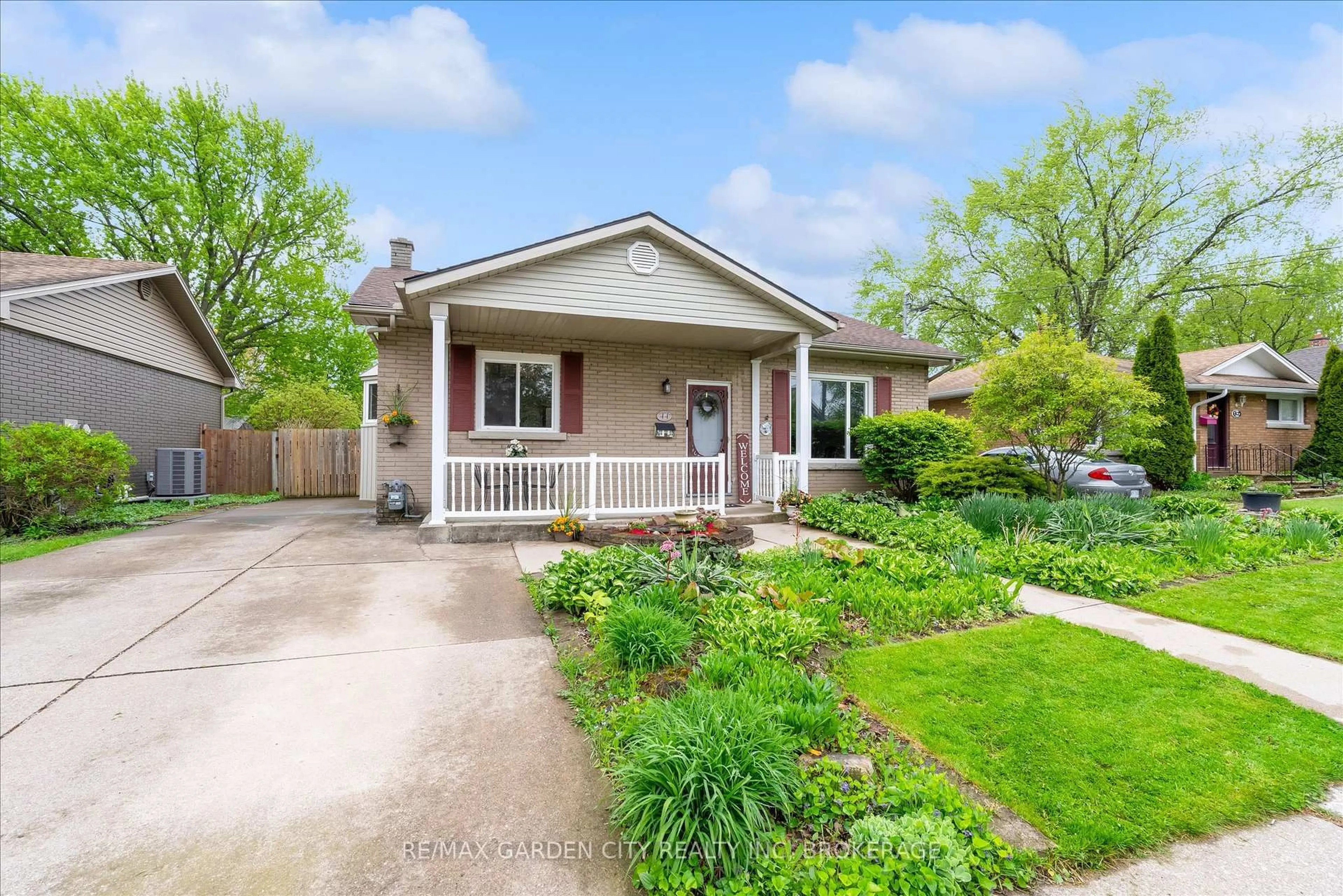 Home with brick exterior material, street for 44 Alexandra Blvd, St. Catharines Ontario L2P 1J9